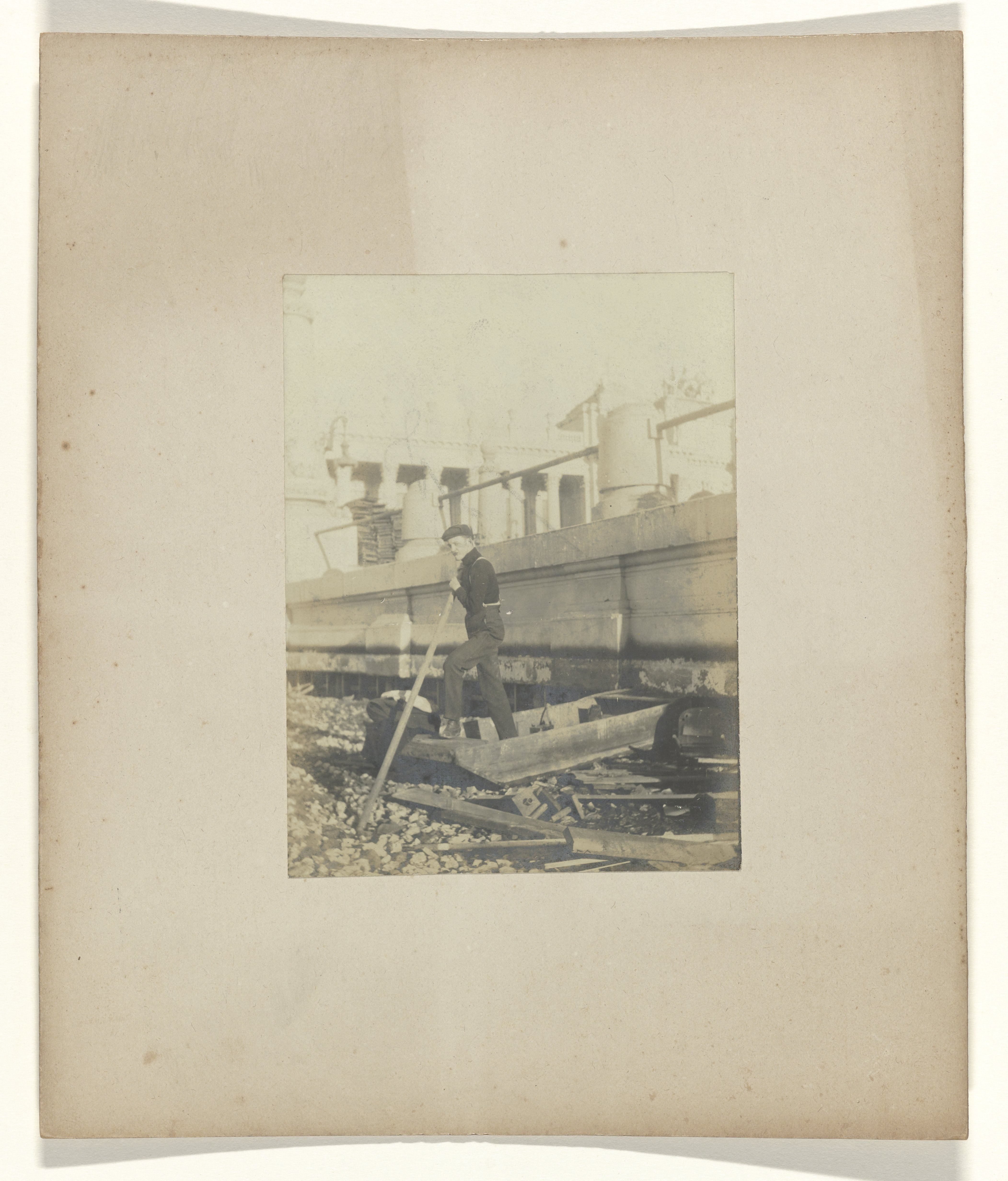 Tony Artz als schipper op een bootje (wrakhout) op de wereldtentoonstelling in St. Louis (Louisiana Purchase Exposition), 1904
