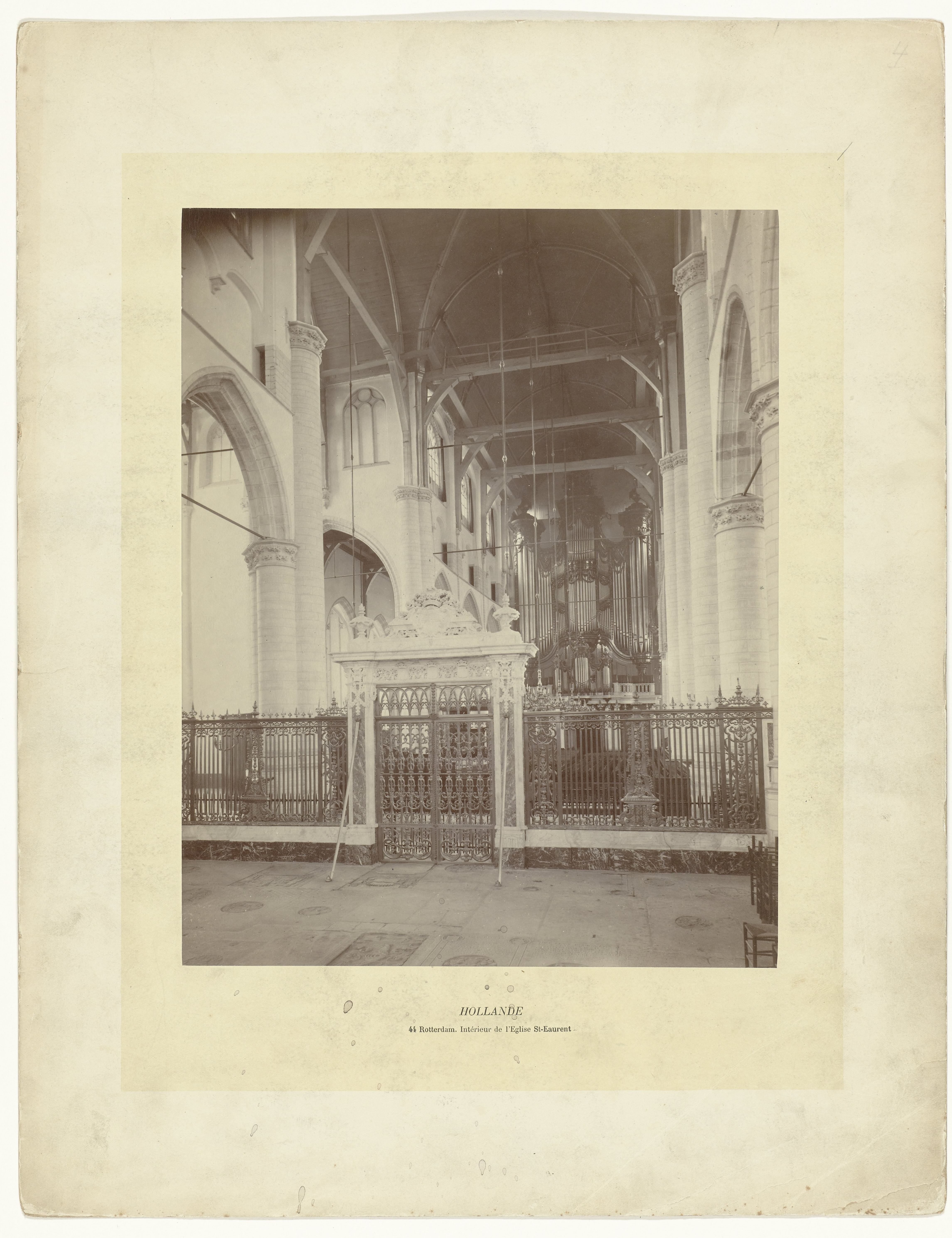 Interieur van de Grote of Sint-Laurenskerk in Rotterdam