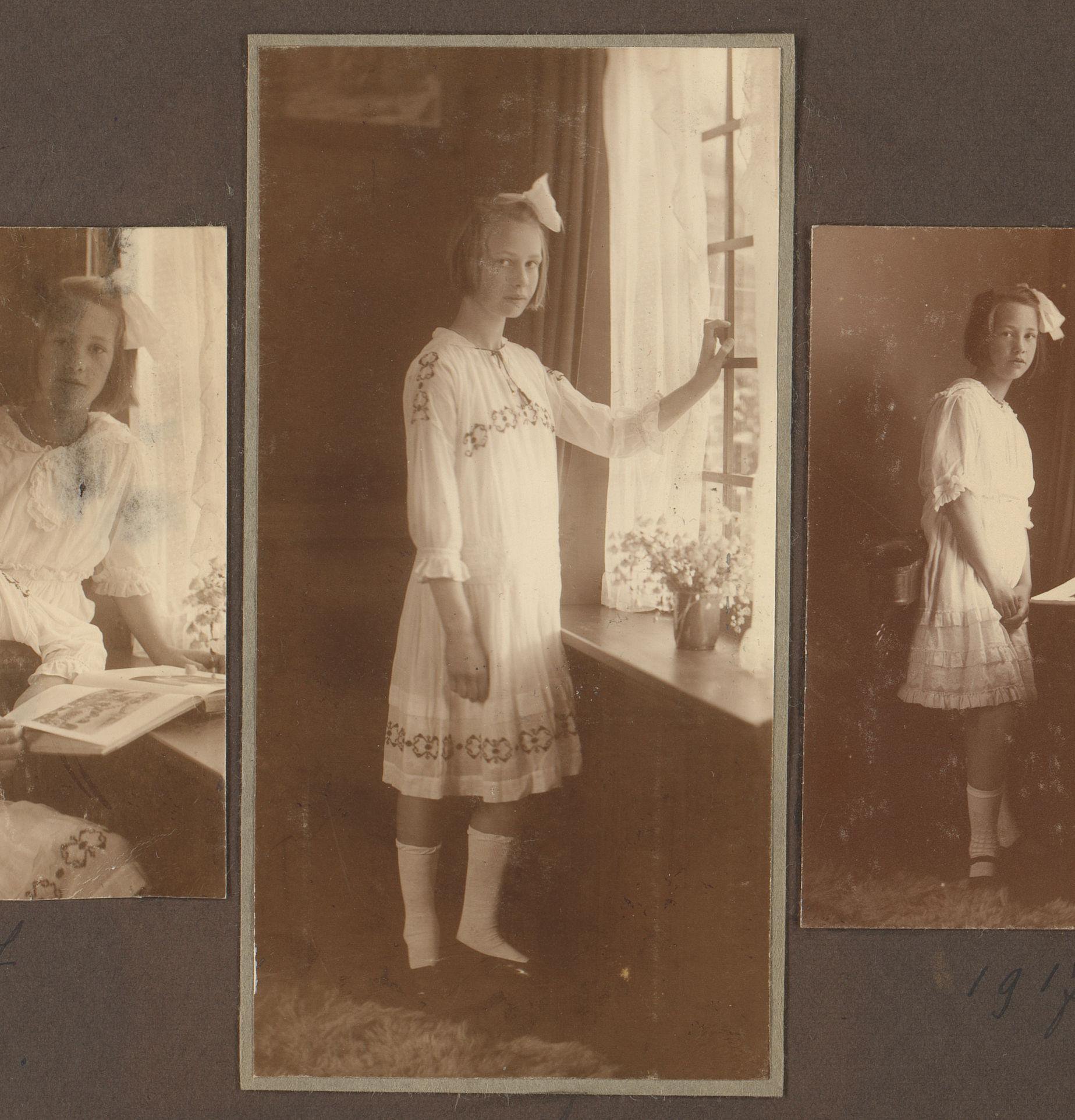 Portret van Joanna Diepenbrock staand bij een vensterbank