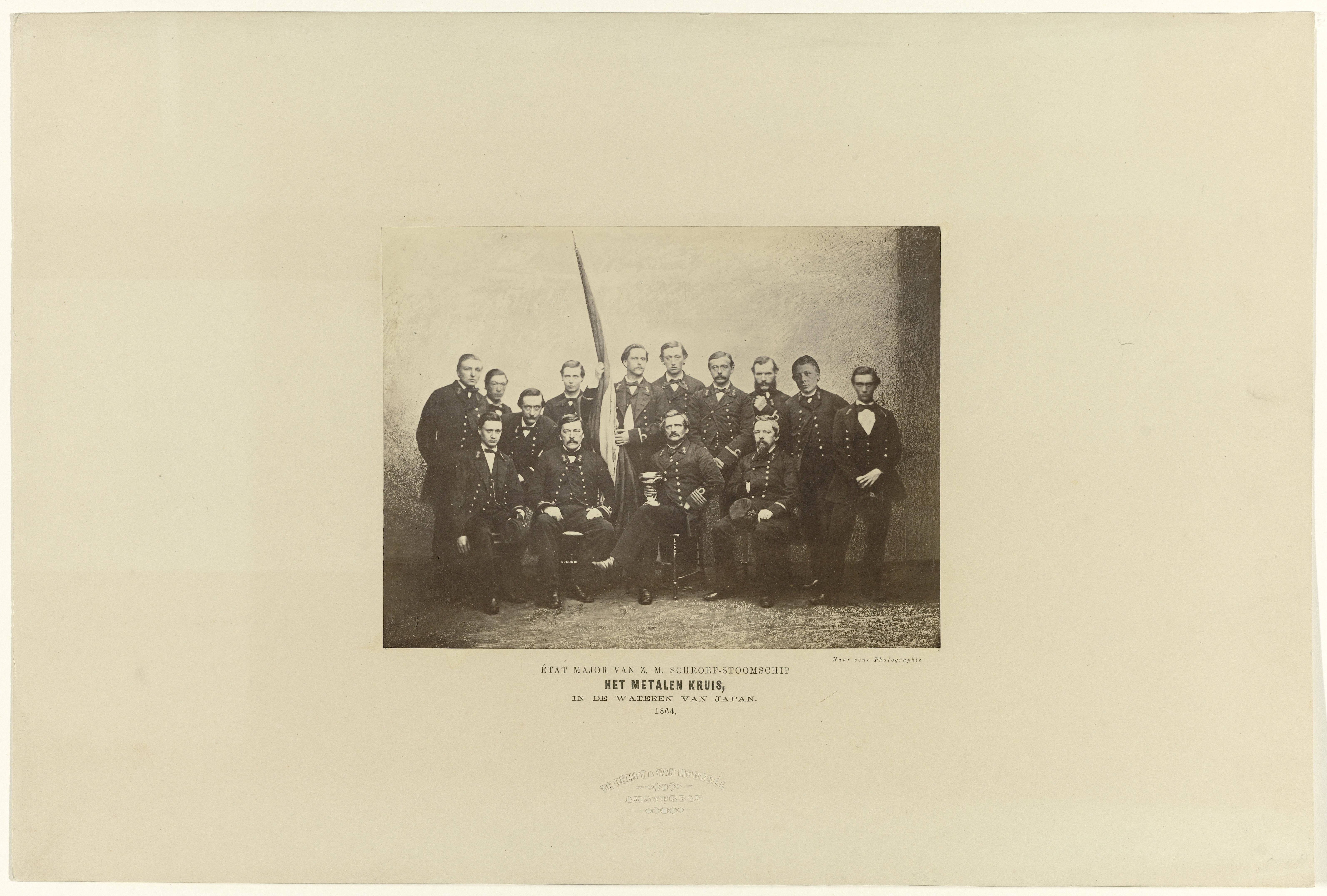Groepsportret van 14 officieren (o.a. J.W. Binkes) van het schip Het Metalen Kruis
