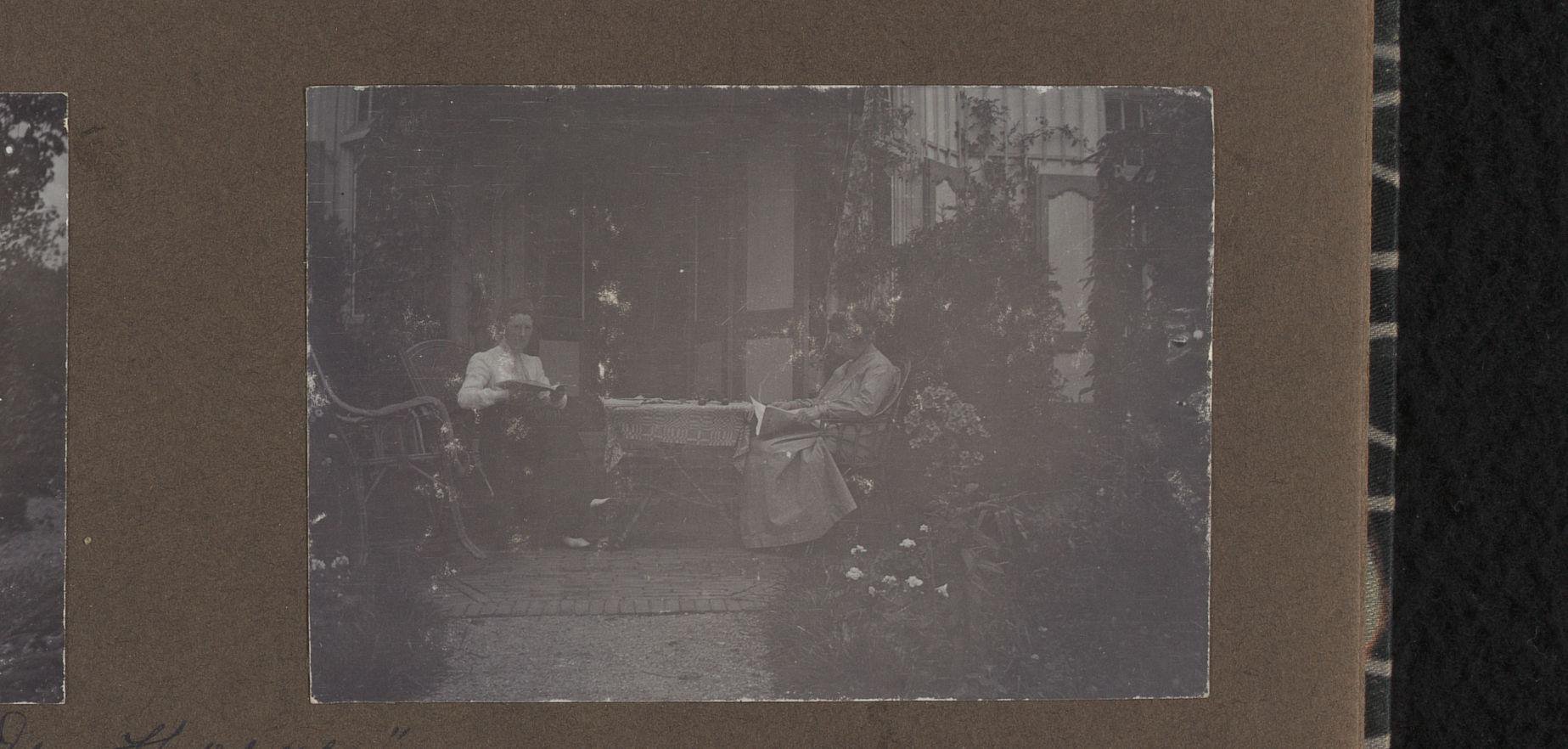 Twee vrouwen aan tafel op het terras van villa De Hoeve in Laren, waaronder mogelijk Saar de Swart