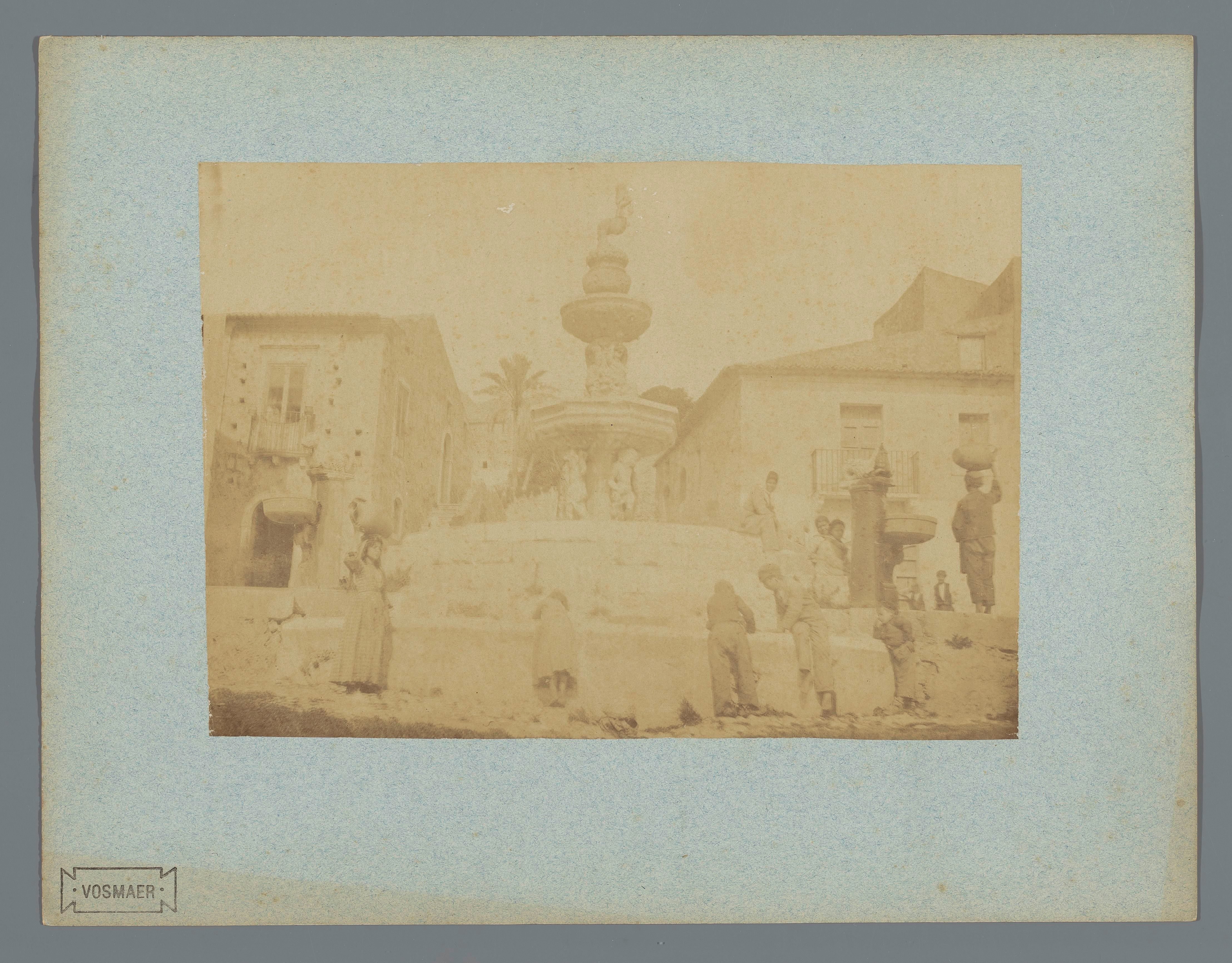 Fontein en waterdragende mensen te Taormina, Italië