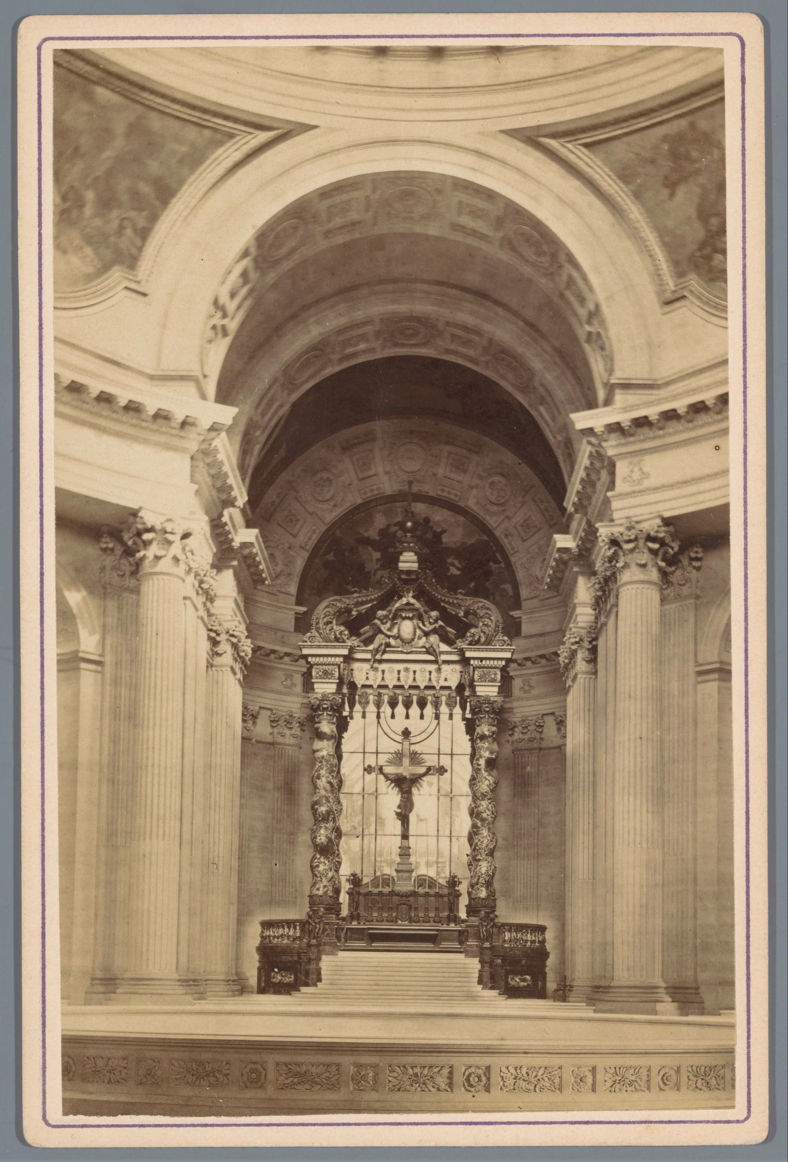 Interieur van de kapel in het Hôtel des Invalides te Parijs