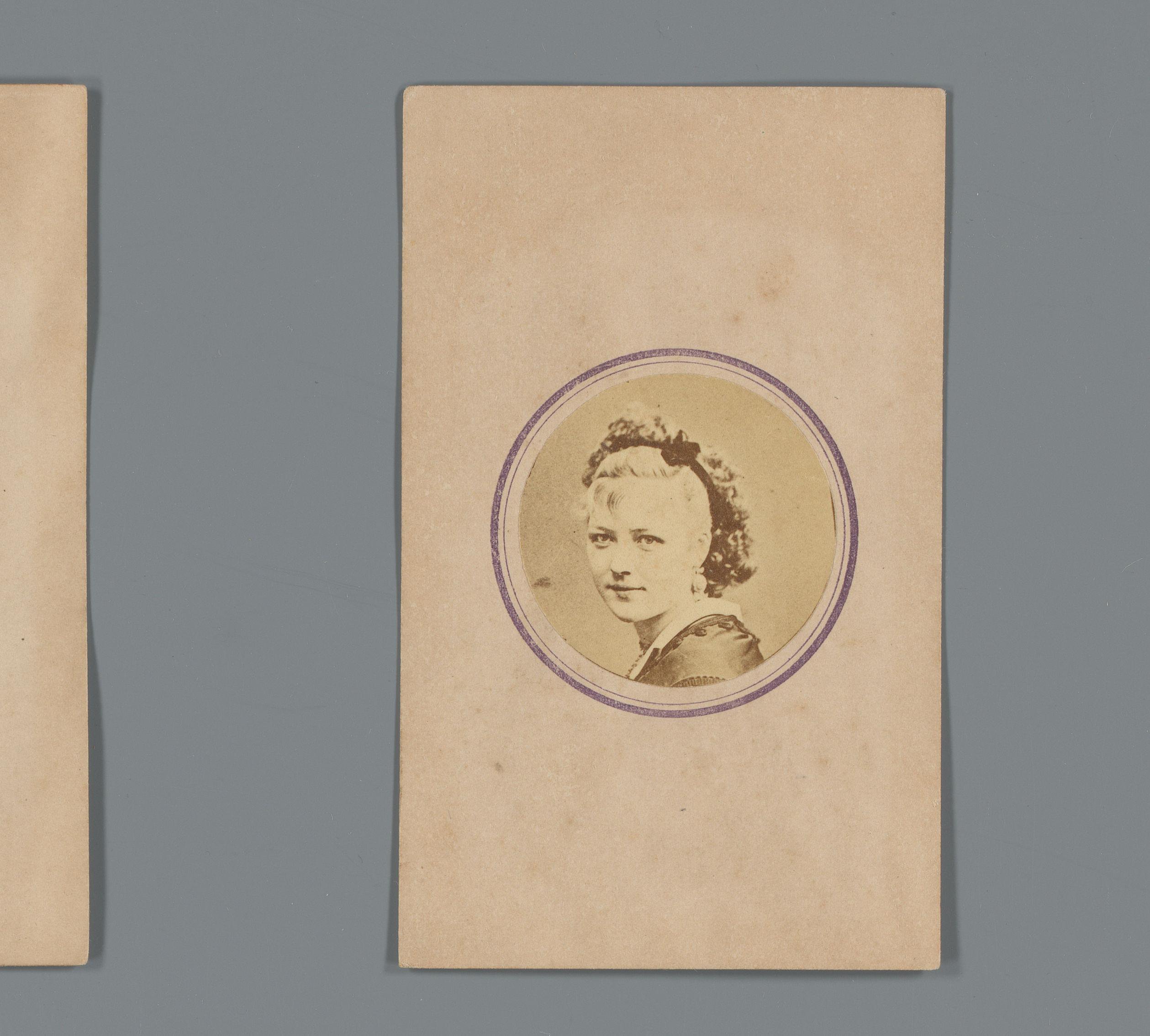 Toegangsbewijs voor een expositie van Honest Mac met portret van een onbekende vrouw