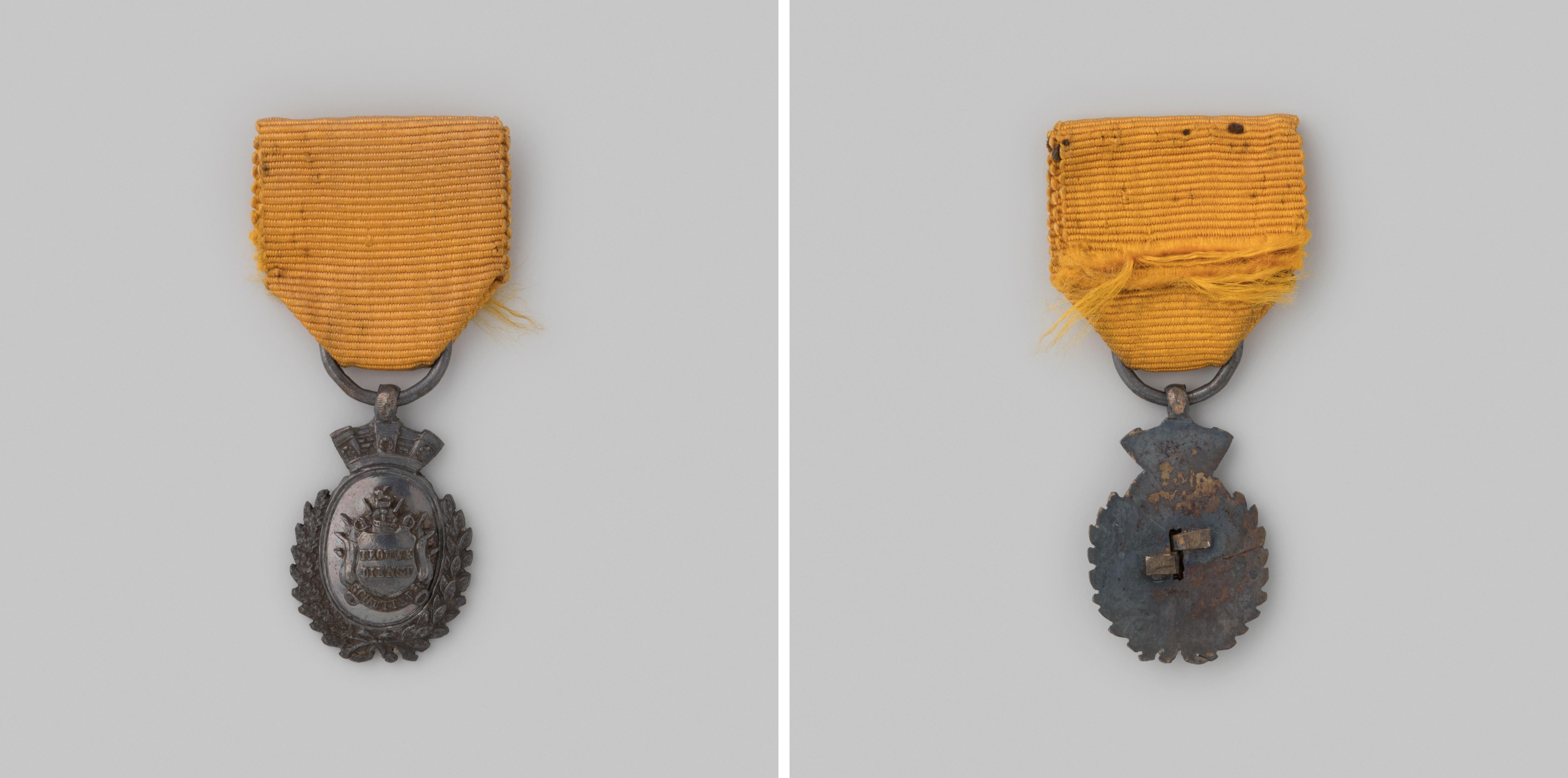 Ereteken voor eervolle, langdurige en werkelijke dienst bij de schutterij voor onderofficieren en minderen, gedragen door Mr. W.K. van der Breggen, lid van de schuttersraad te Amsterdam
