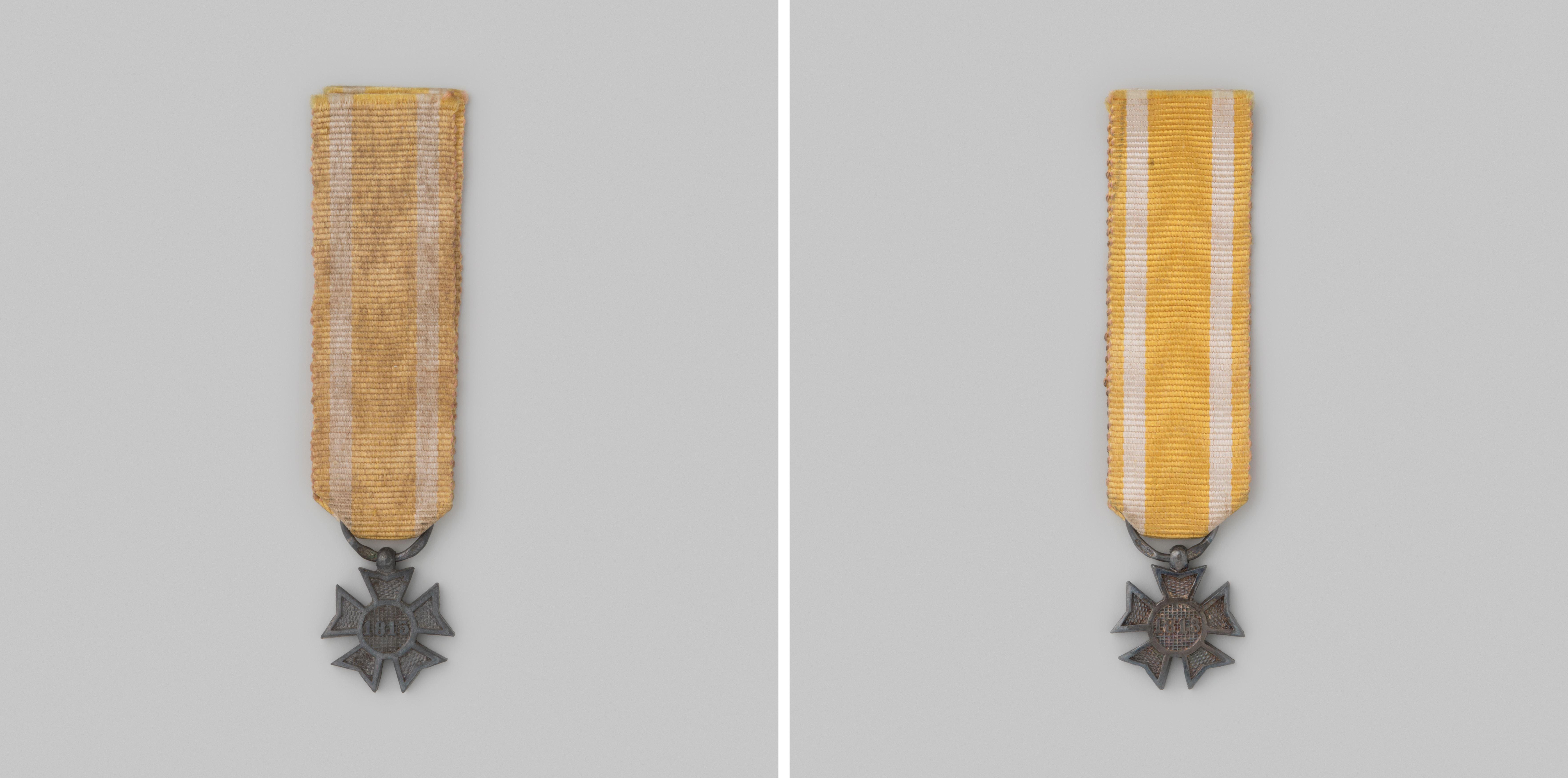 Zilveren kruis, ereteken voor de krijgsverrichtingen in 1813-1815, toegekend aan R.J. Solkamans, korporaal van de Nationale garde tijdens het beleg van Naarden in 1813