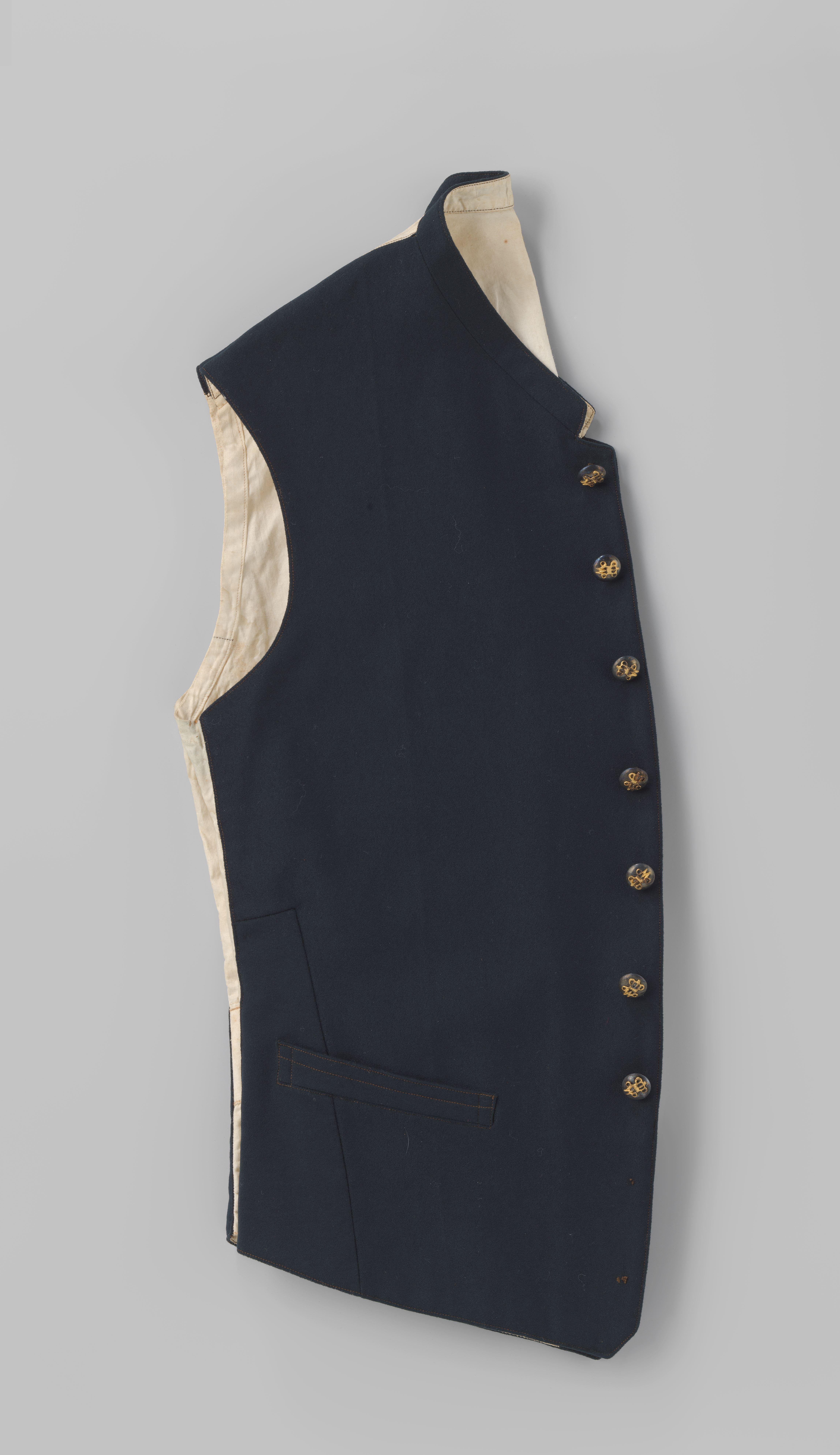 Vest van zwart laken met rug van witte katoen met negen zilveren knopen met gekroonde W