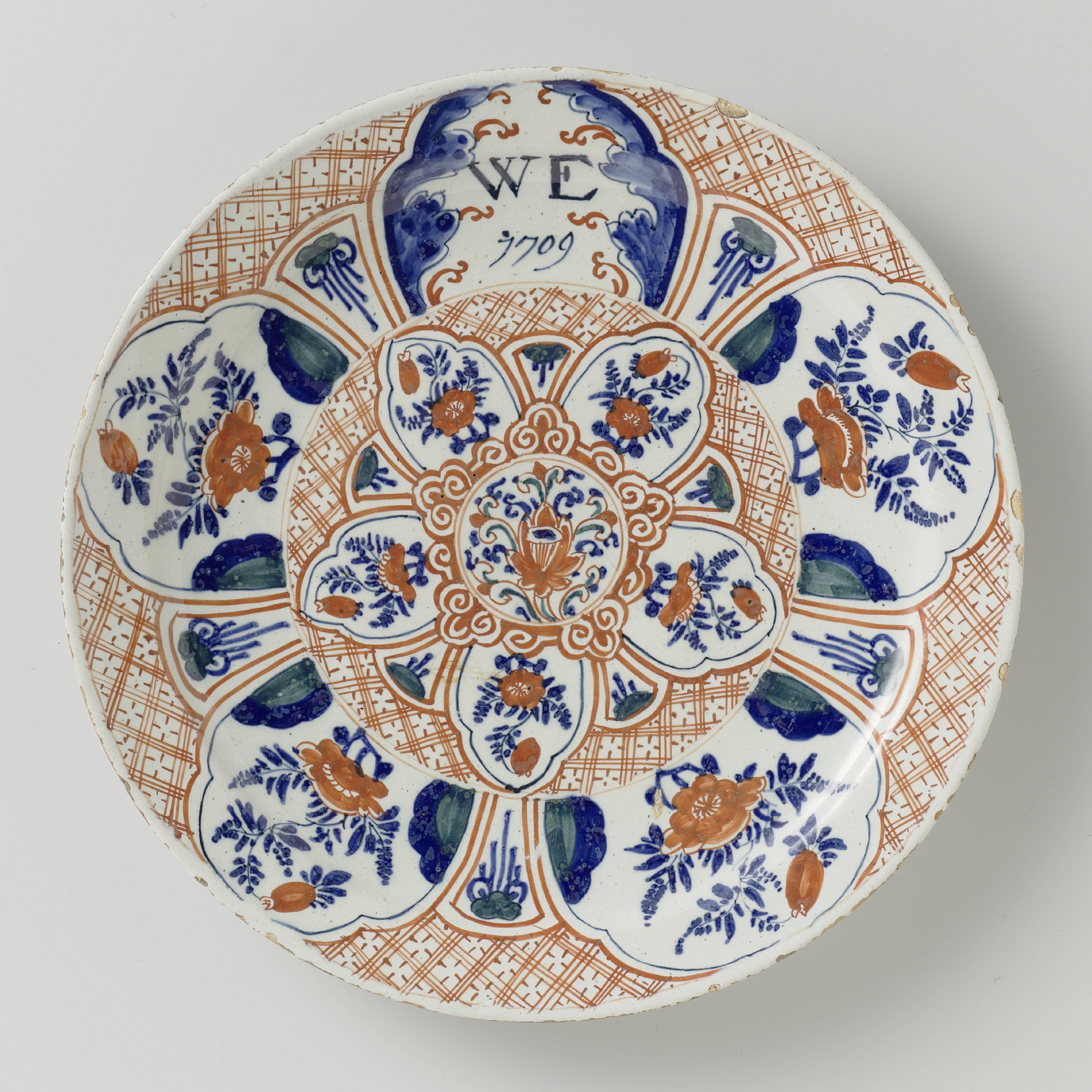 Bord, beschilderd met een compilatie van Chinese motieven, de initialen WE en het jaartal 1709