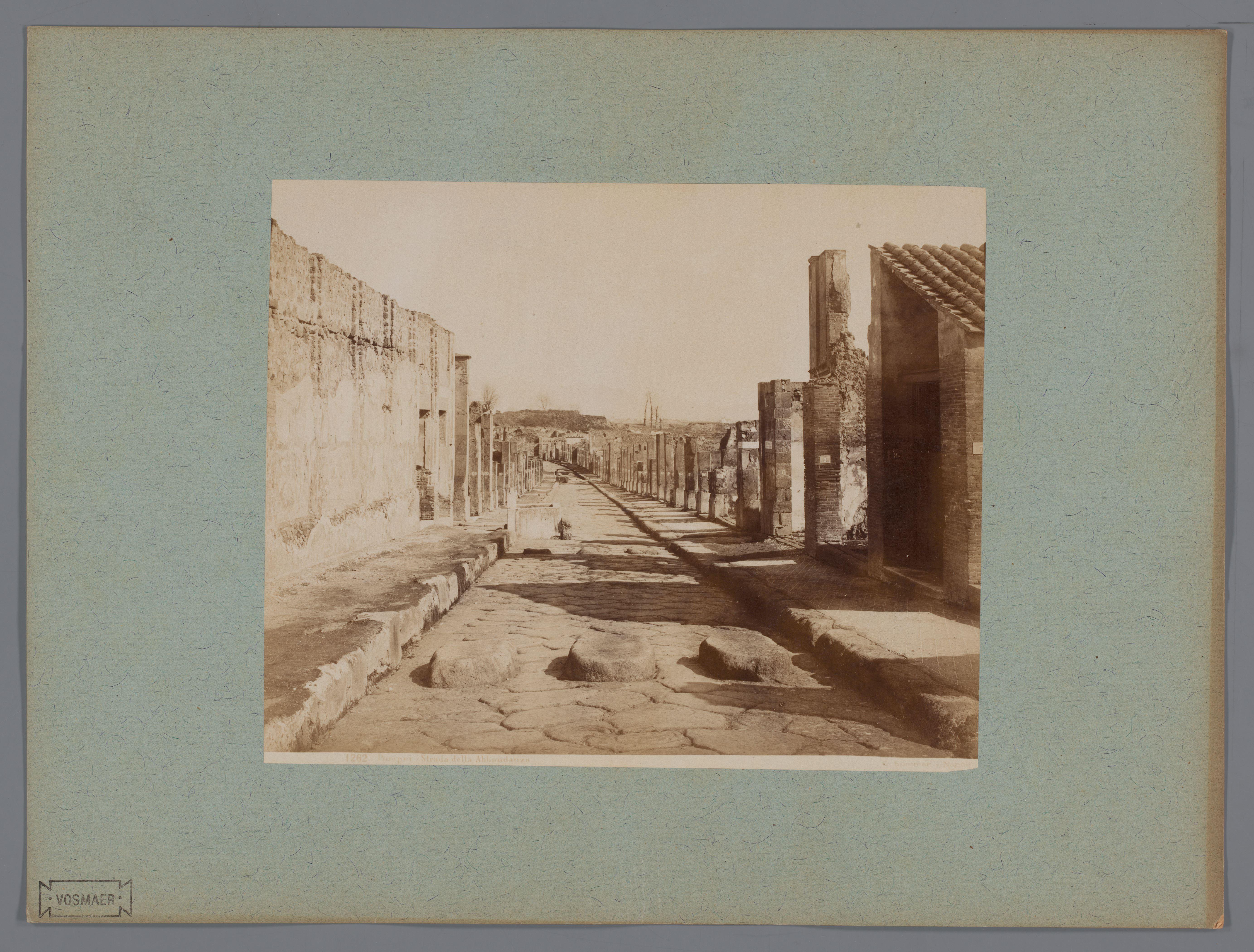 Gezicht op de Strada della Abbondanza te Pompeï, Italië