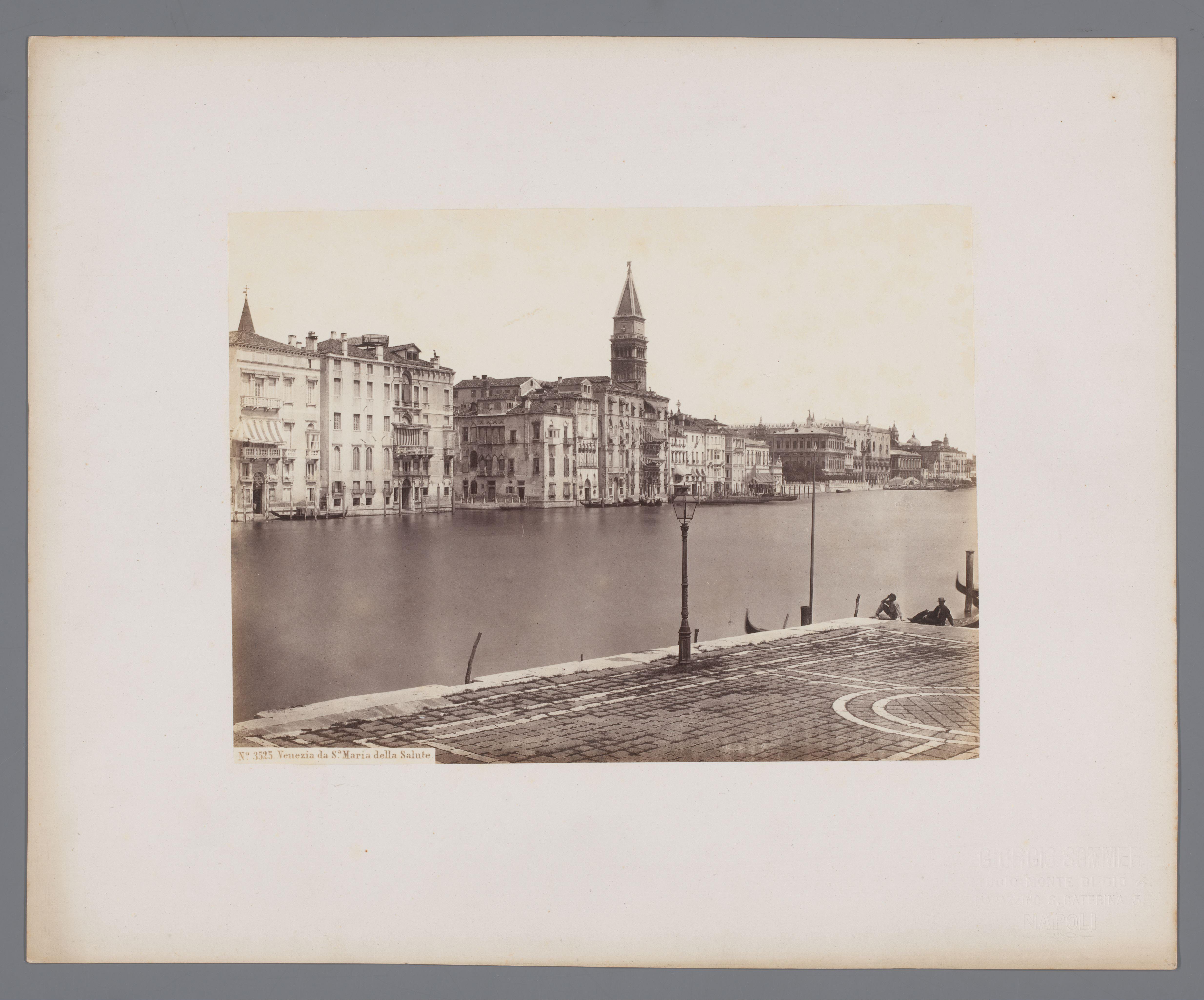Gezicht op het Canal Grande en de Sante Maria della Salute te Venetië, Italië