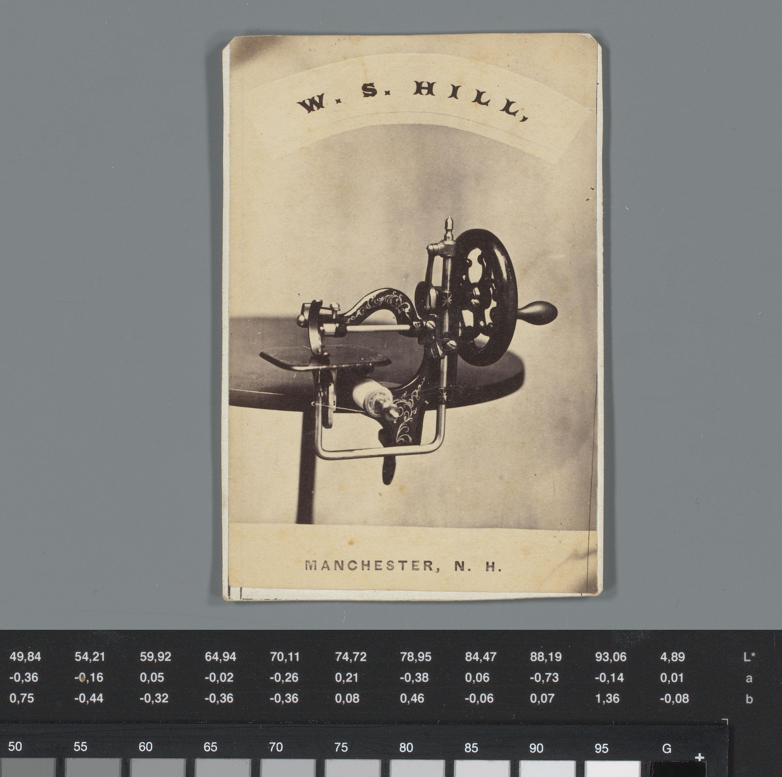Reclame voor naaimachine van W.S. Hill te Manchester met gezicht op de naaimachine op tafel