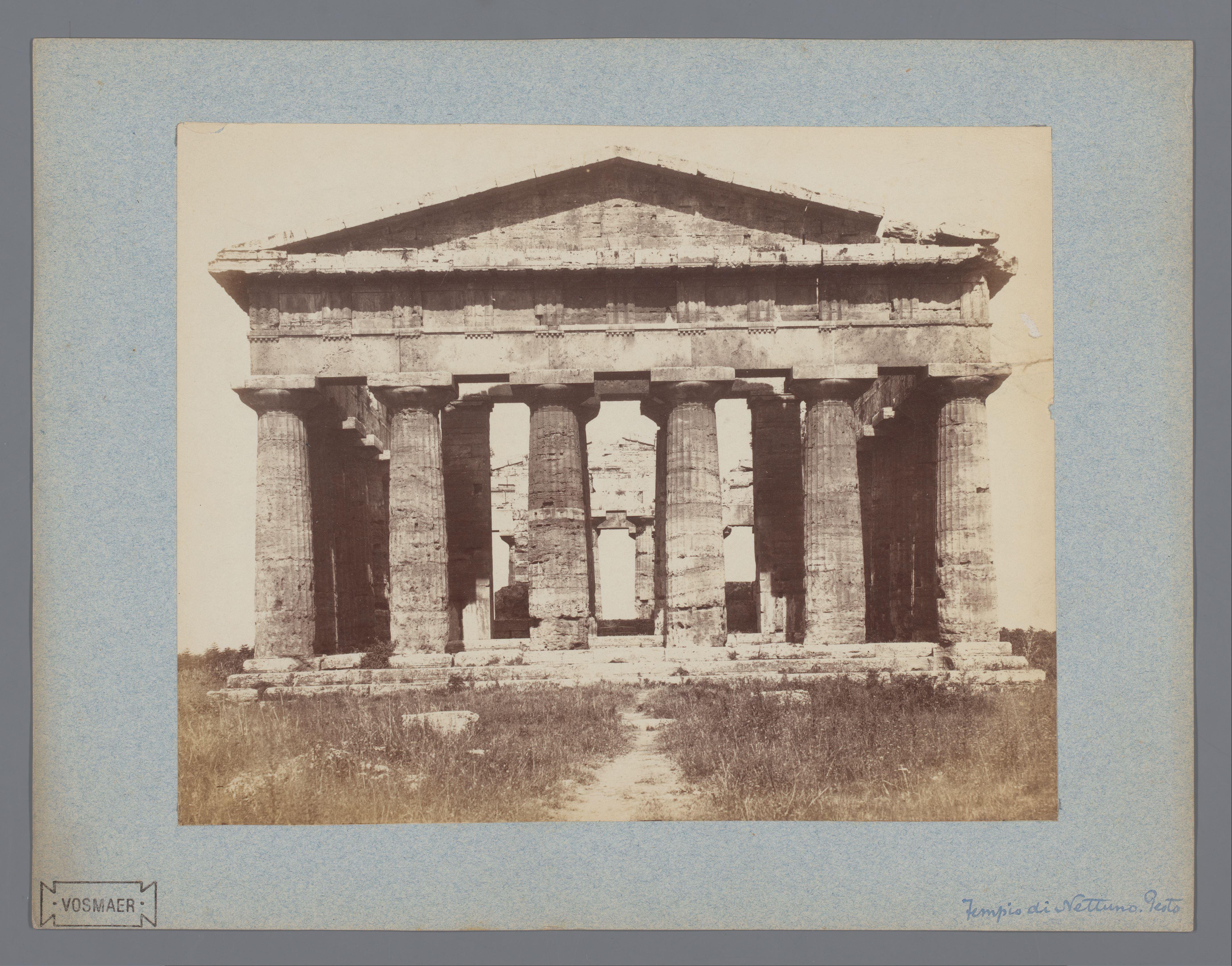 Frontaal zicht op de Tempel van Neptunus te Paestum, Italië