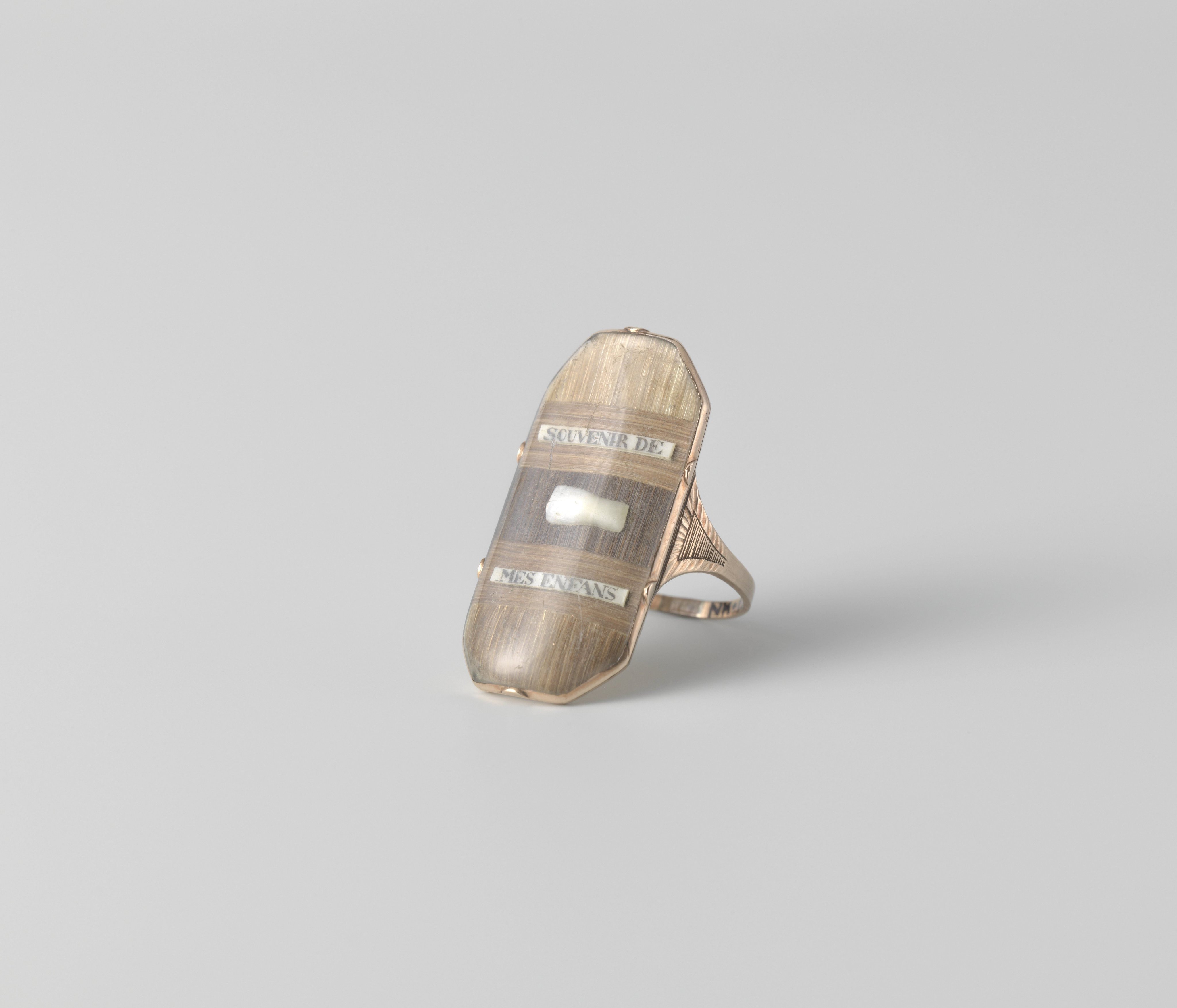 Ring met inscriptie, ‘souvenir de mes enfants’