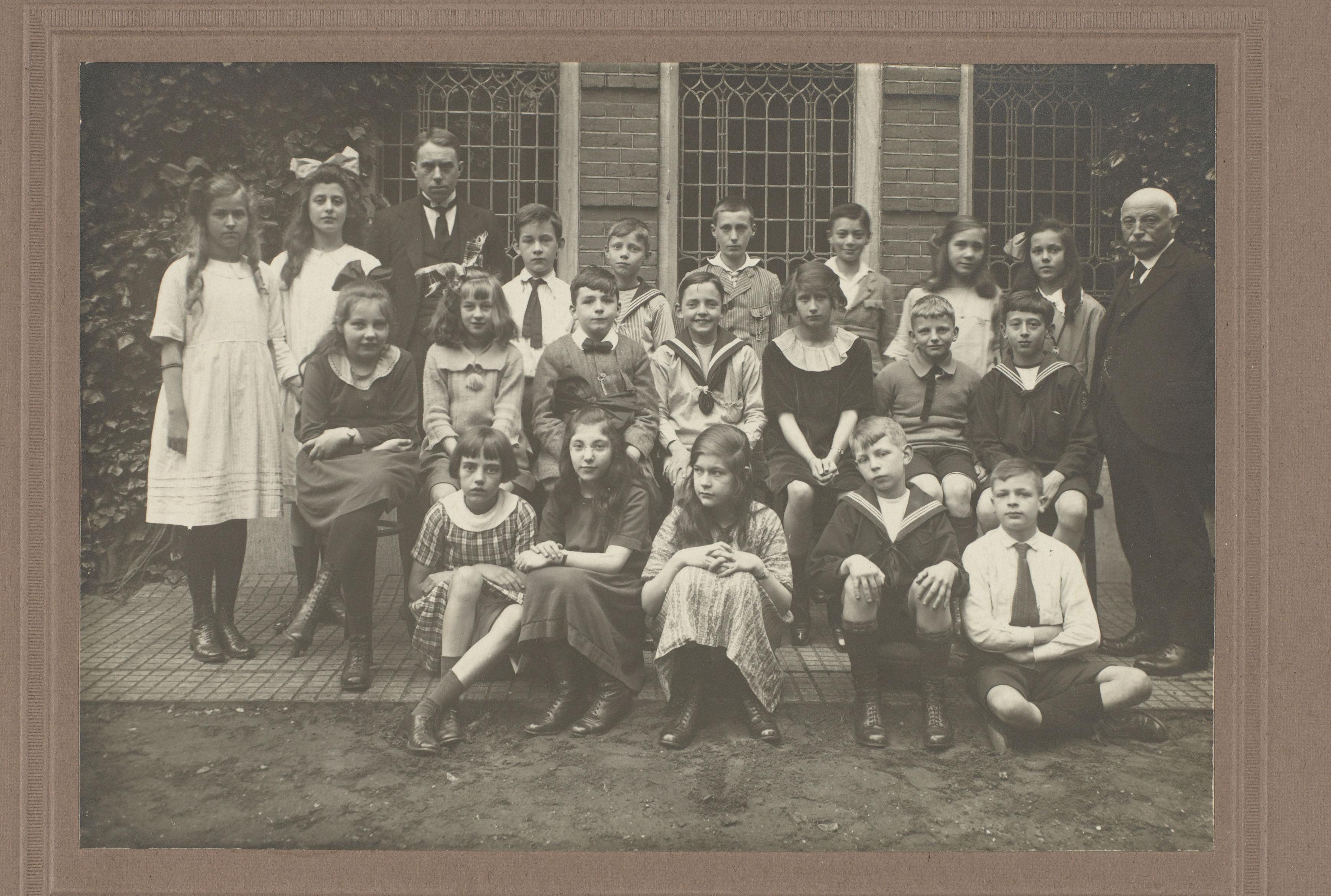 Schoolfoto met Eva Pennink midden voor