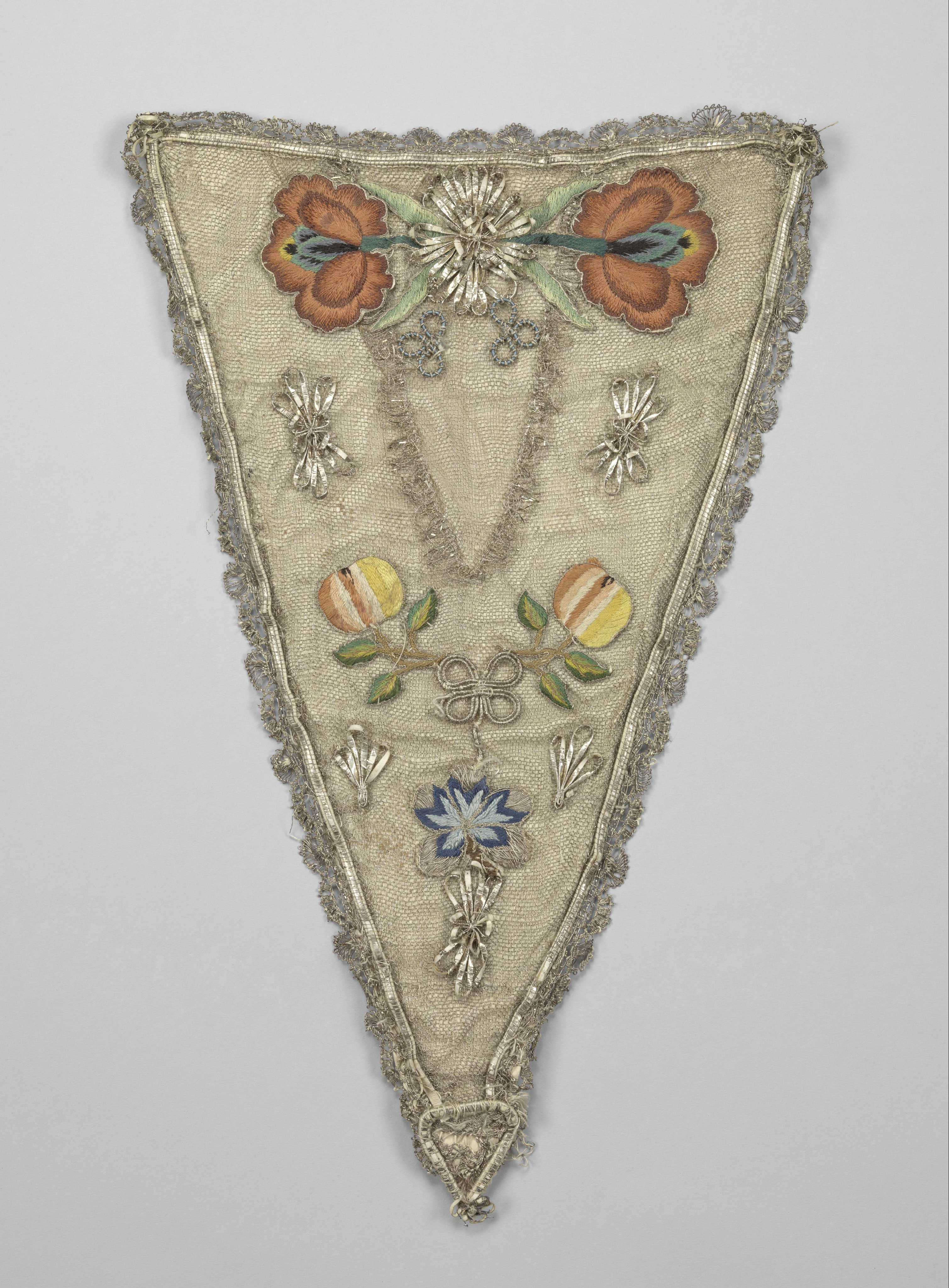 Devant-de-gorge of driehoekig borststuk van zilveren tule, waarop veelkleurige, geborduurde zijden bloemenappliques en strikken van bladzilver, rondom afgezet met zilverkant