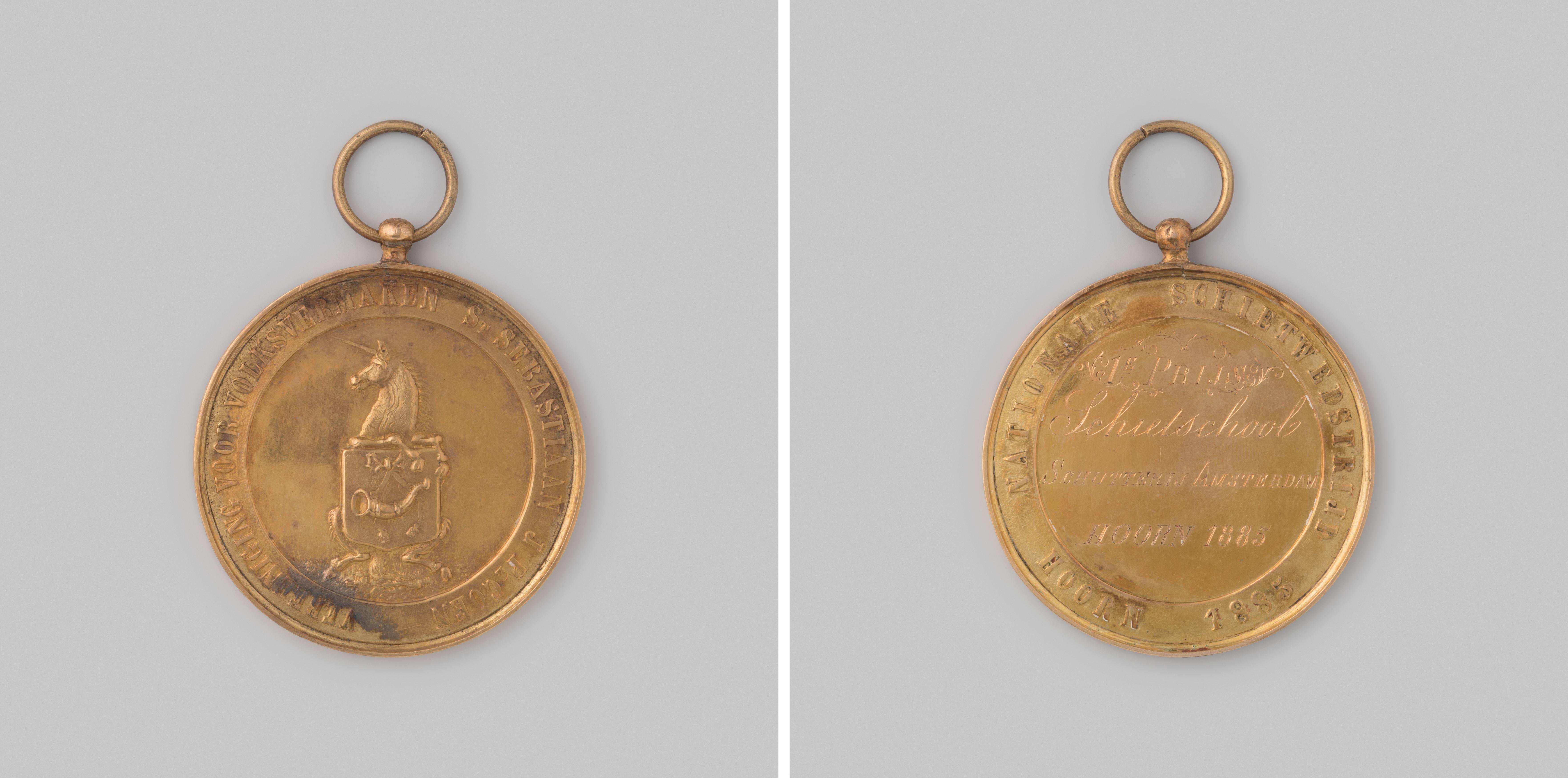 Prijpenning van de Vereeniging voor Volksvermaken, de Schietvereeniging Sint Sebastiaan en de Scherpschutters-Vereeniging J.Pz Coen, behaald door de Schietschool Schutterij Amsterdam, eerste prijs voor Individueel-vuur