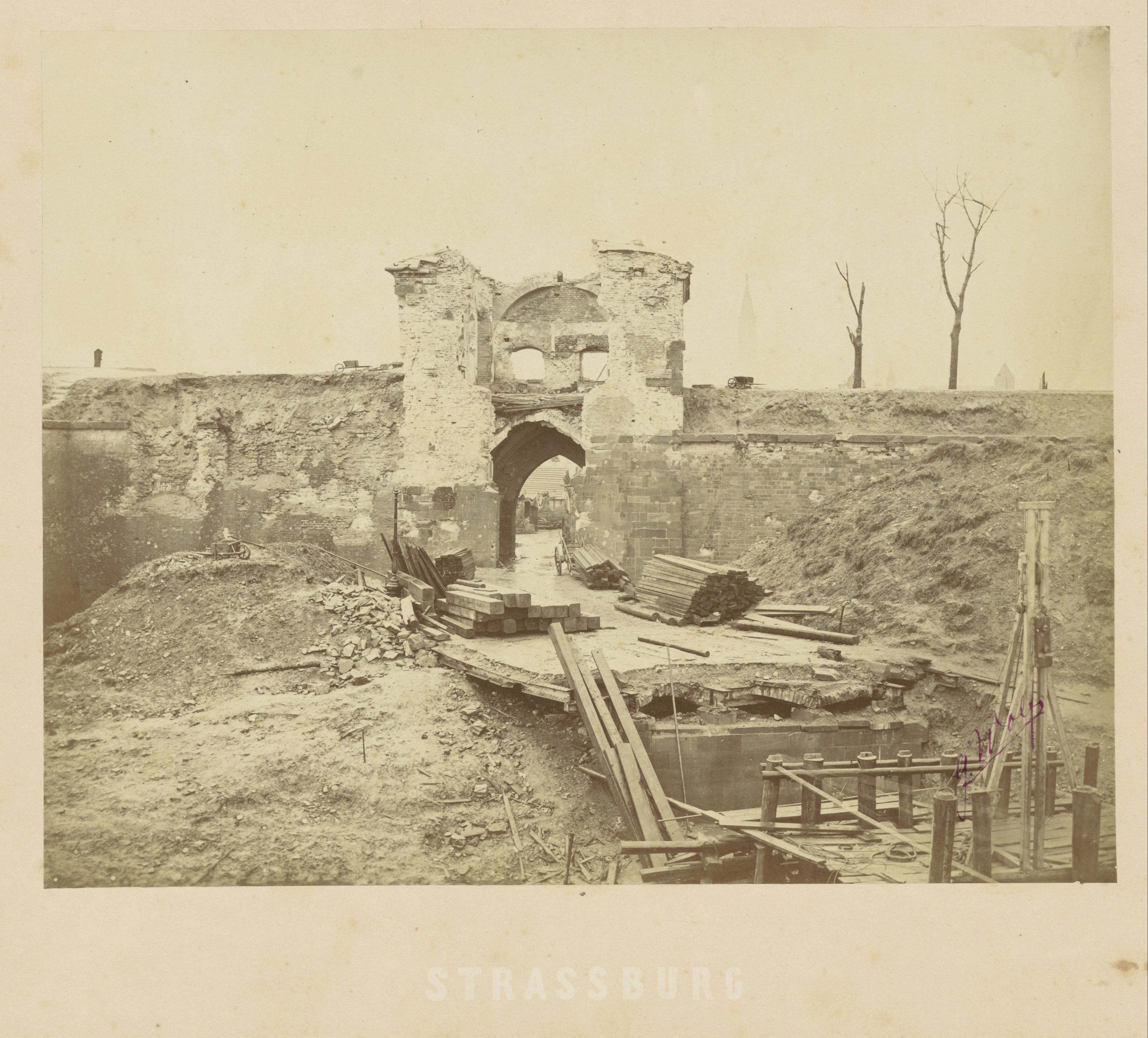 Ruïne van stadsmuur en stadspoort te Straatsburg