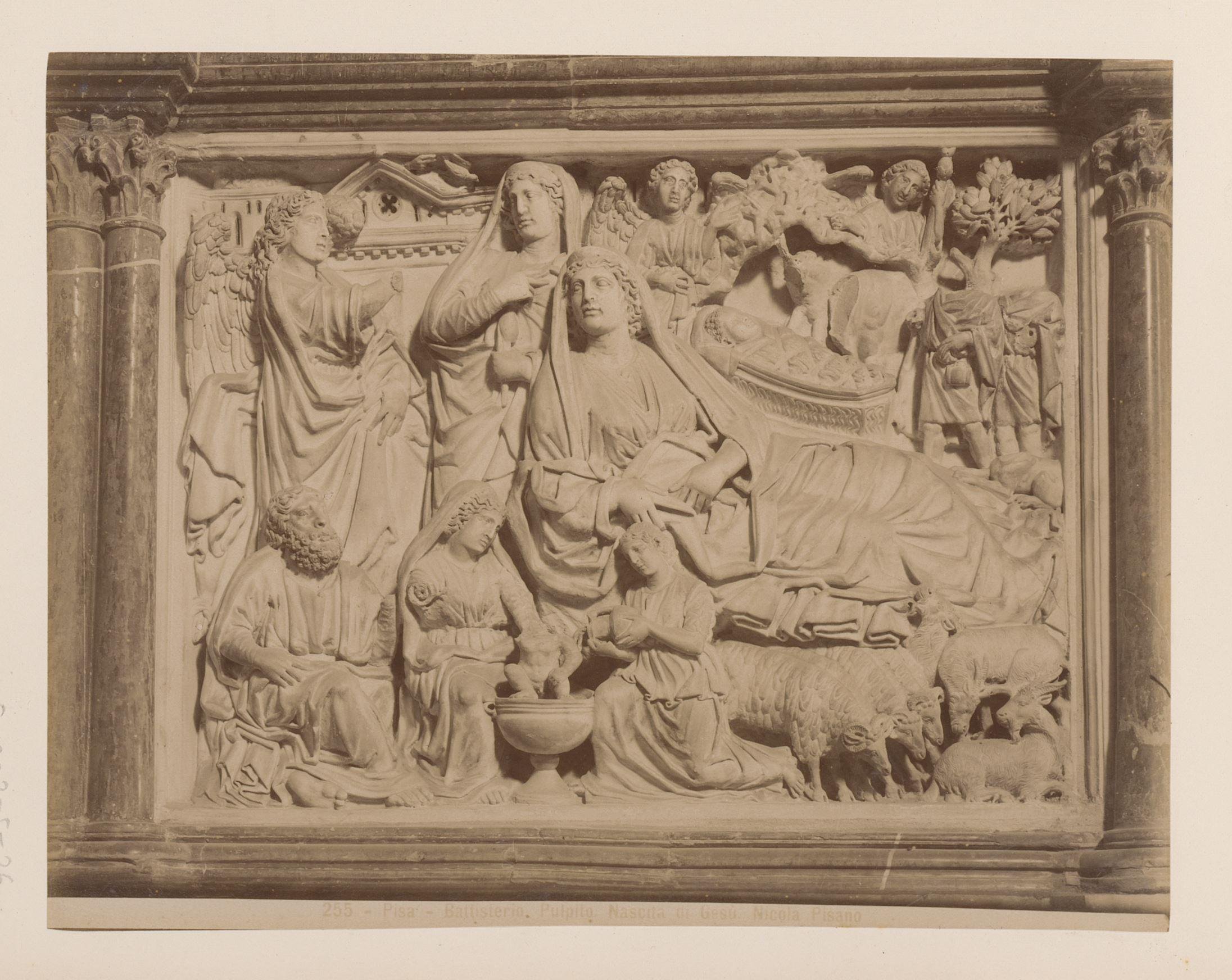 Sculptuur De geboorte van Christus door Nicola Pisano op het kansel van het Baptisterium te Pisa, Italië