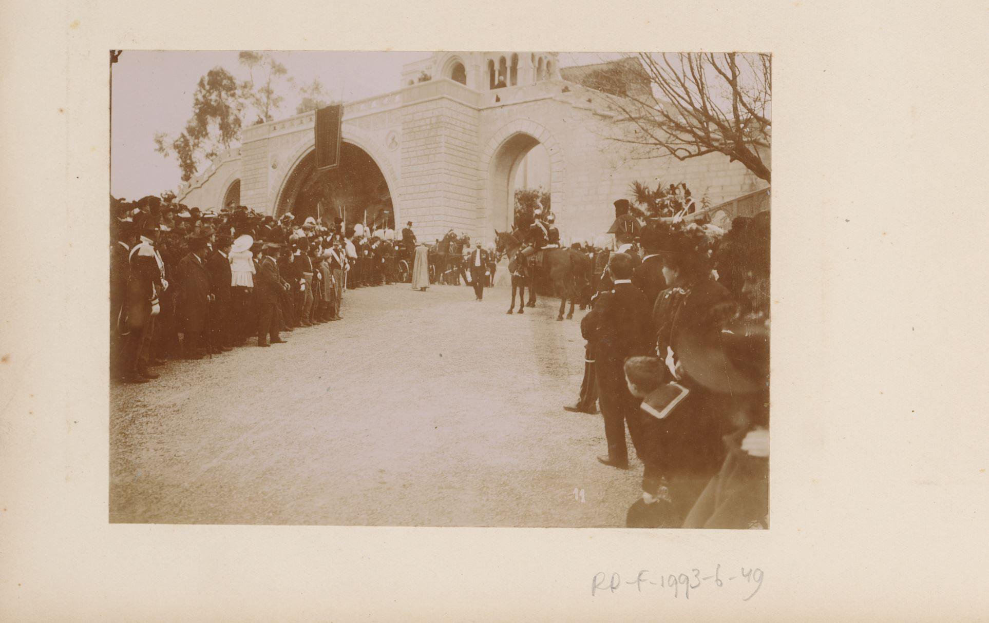 Rij toeschouwers bij de Rozenkransbasiliek te Lourdes