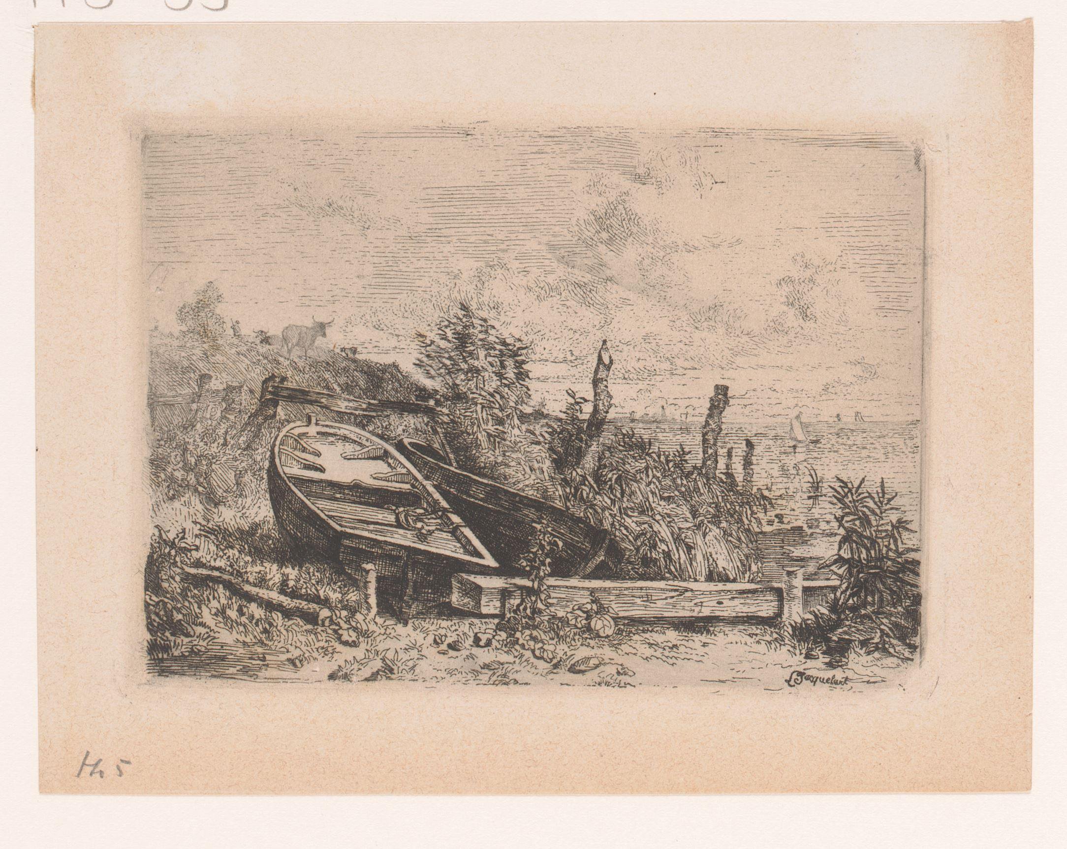 Twee roeiboten op de kant naast een rivier