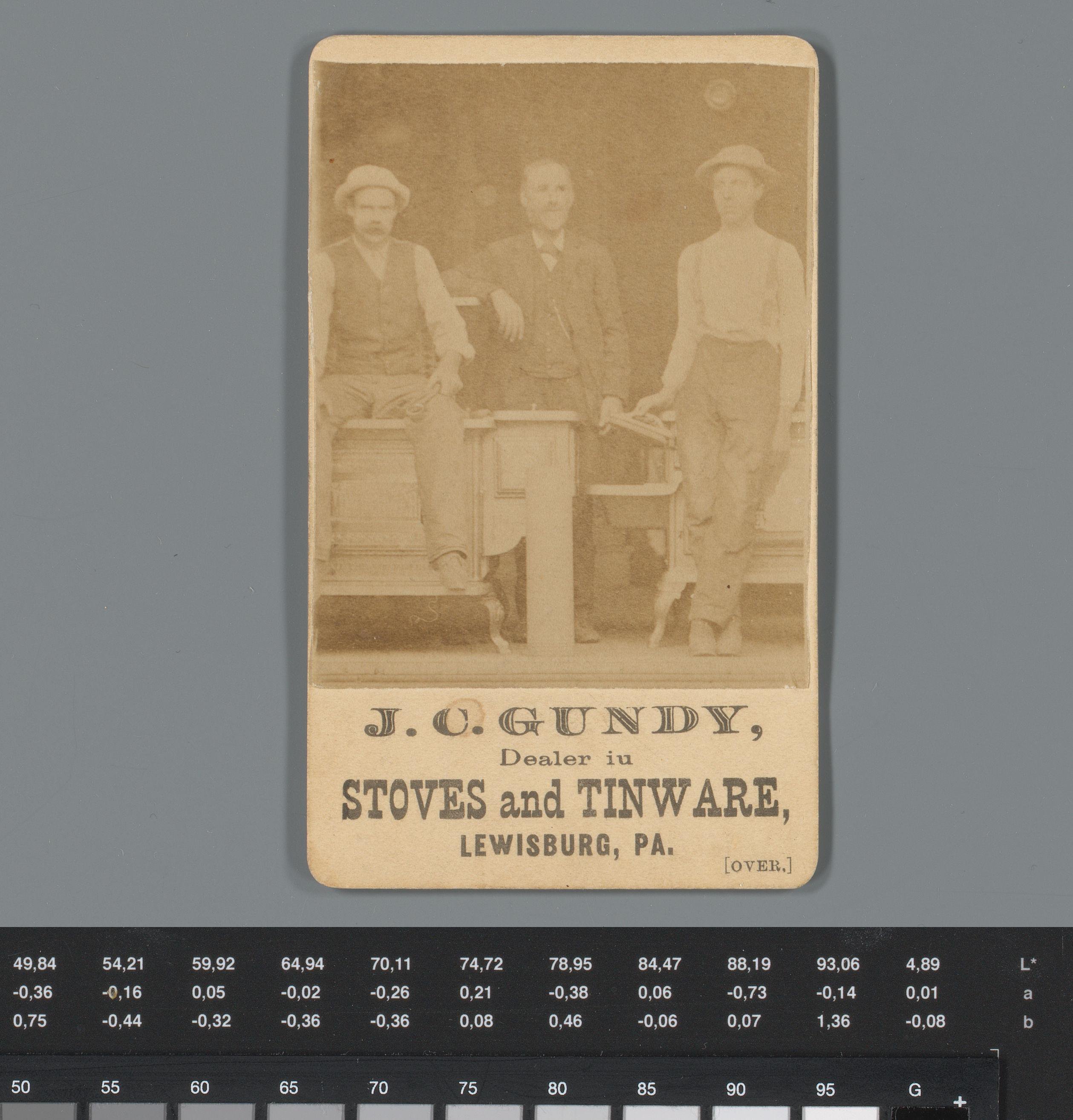 Reclame voor kachels van J.C. Gundy te Lewisburg met portret van drie onbekende mannen