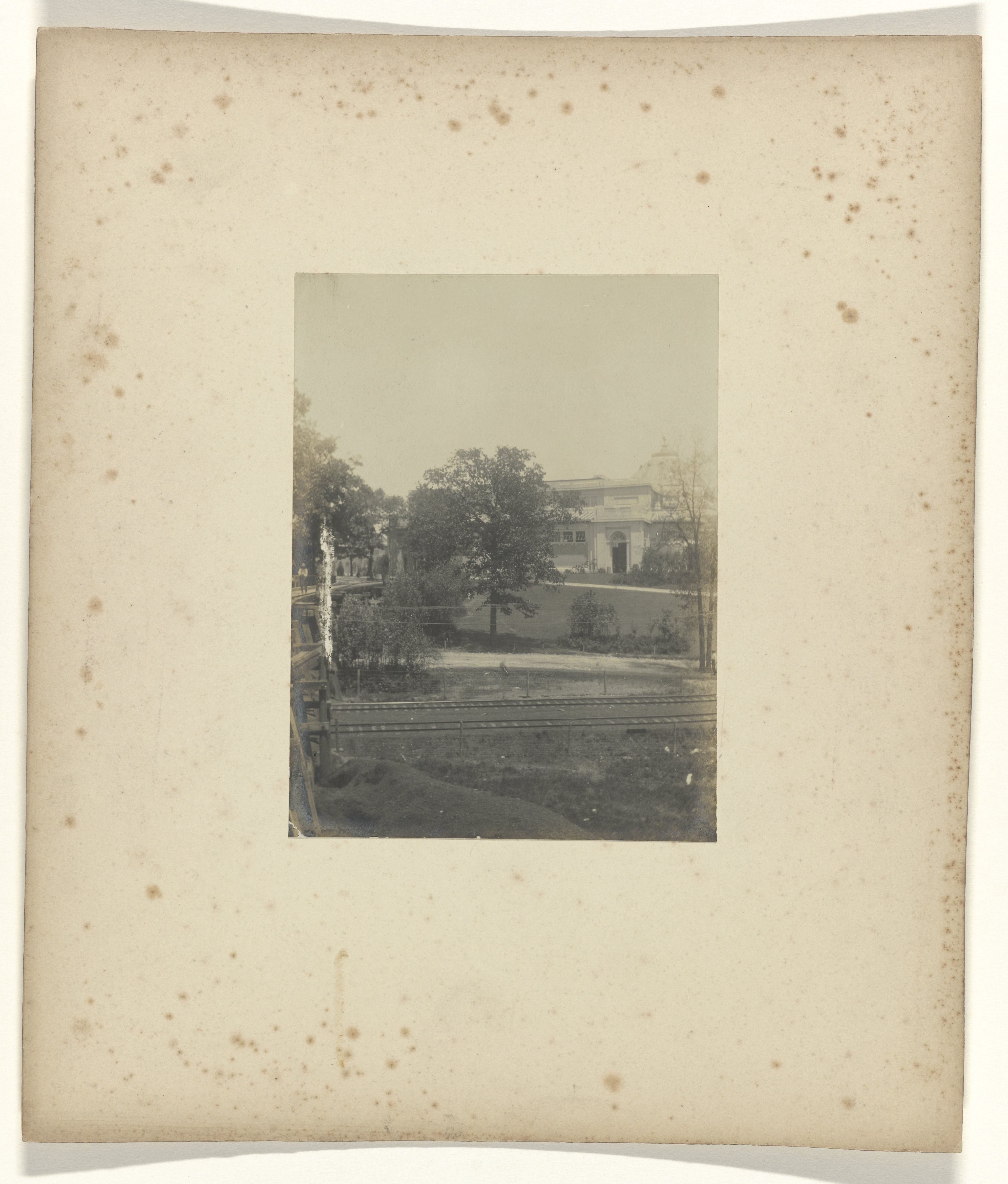 Spoorlijn achter The Art Building op de wereldtentoonstelling in St. Louis (Louisiana Purchase Exposition), 1904