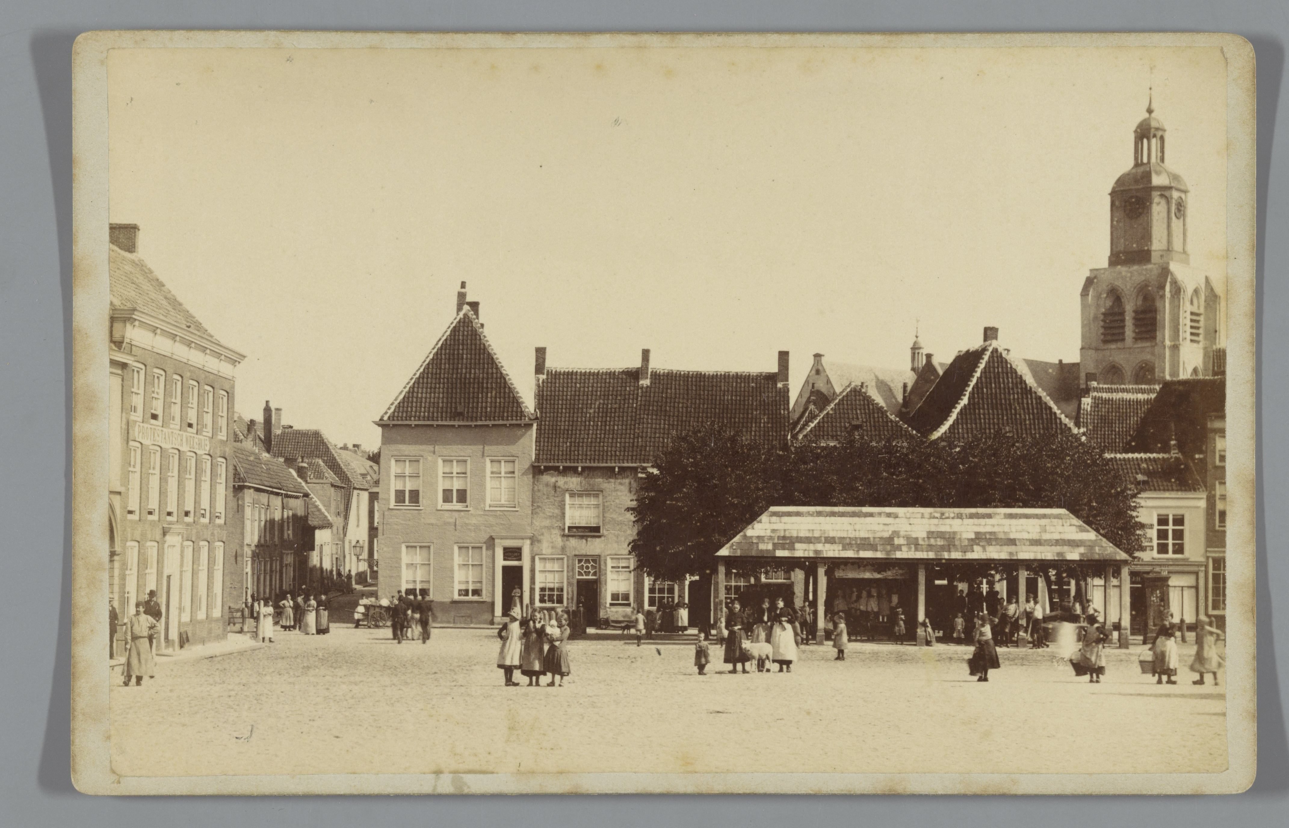 Plein te Bergen op Zoom, met de toren van de Sint-Gertrudiskerk op de achtergrond
