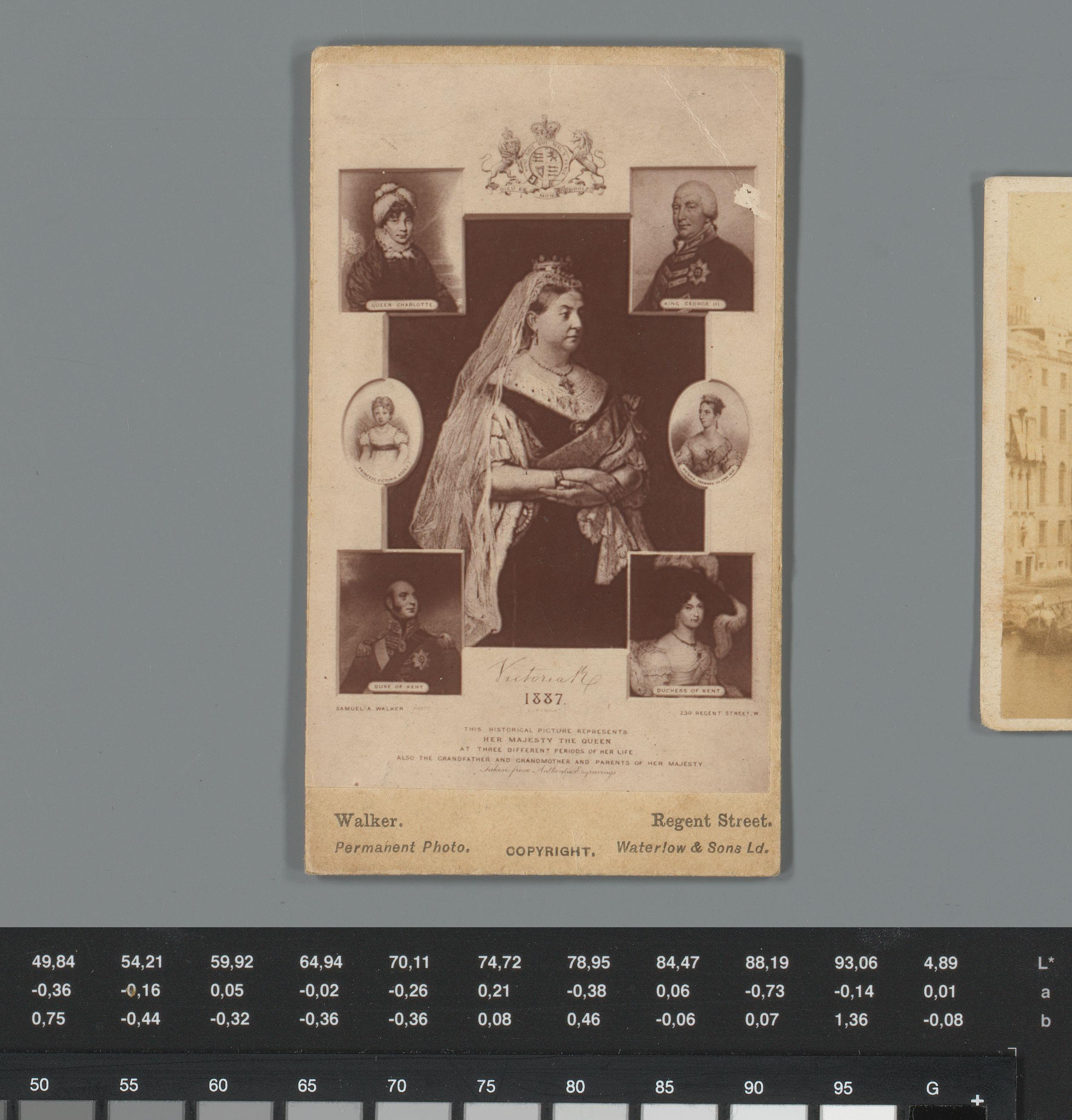 Reproductie van een prent door Samuel A. Walker met zeven portretten van Victoria van het Verenigd Koninkrijk, haar ouders en grootouders