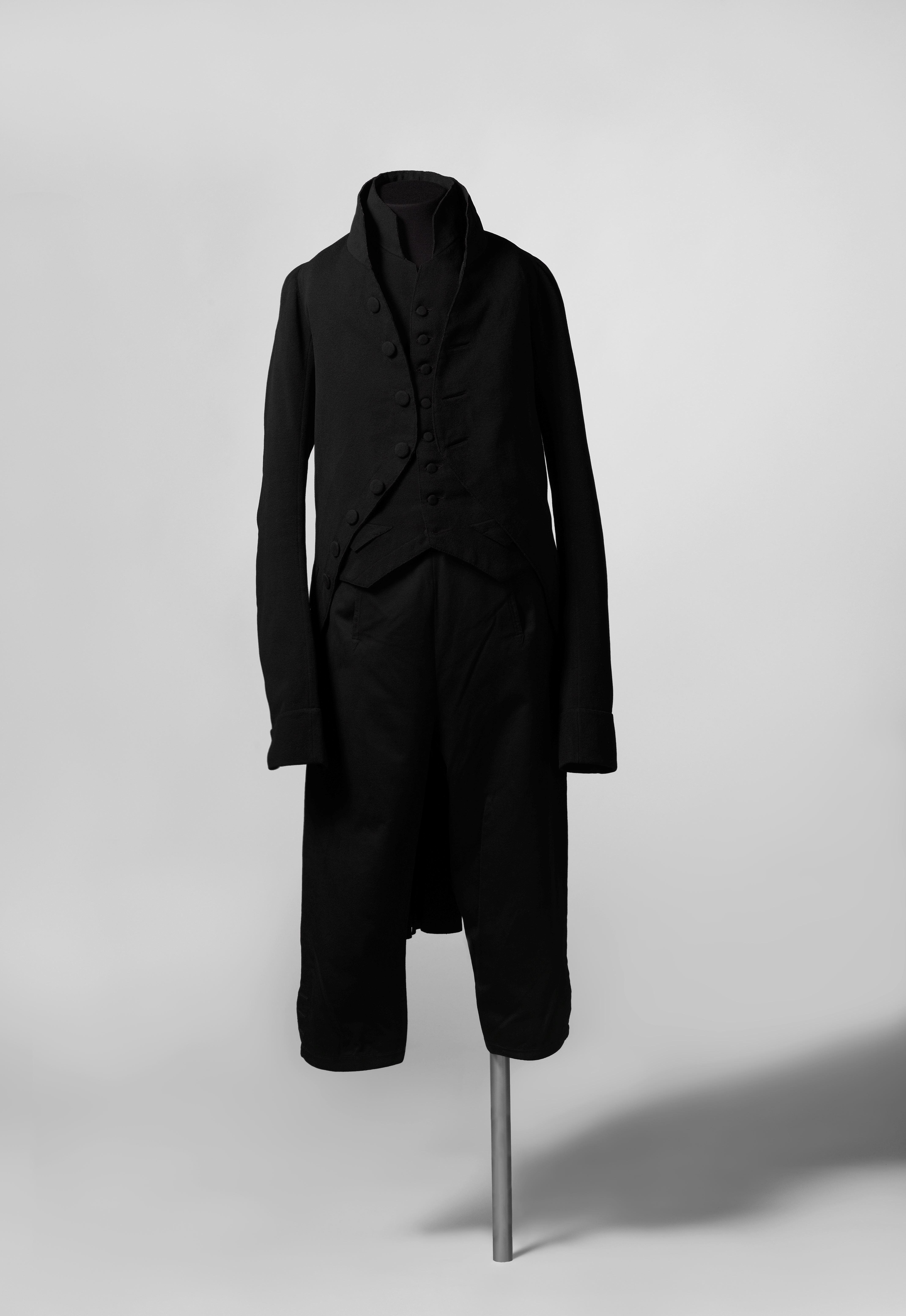 Kostuum van zwart laken, bestaande uit een rokjas, vest en een kniebroek