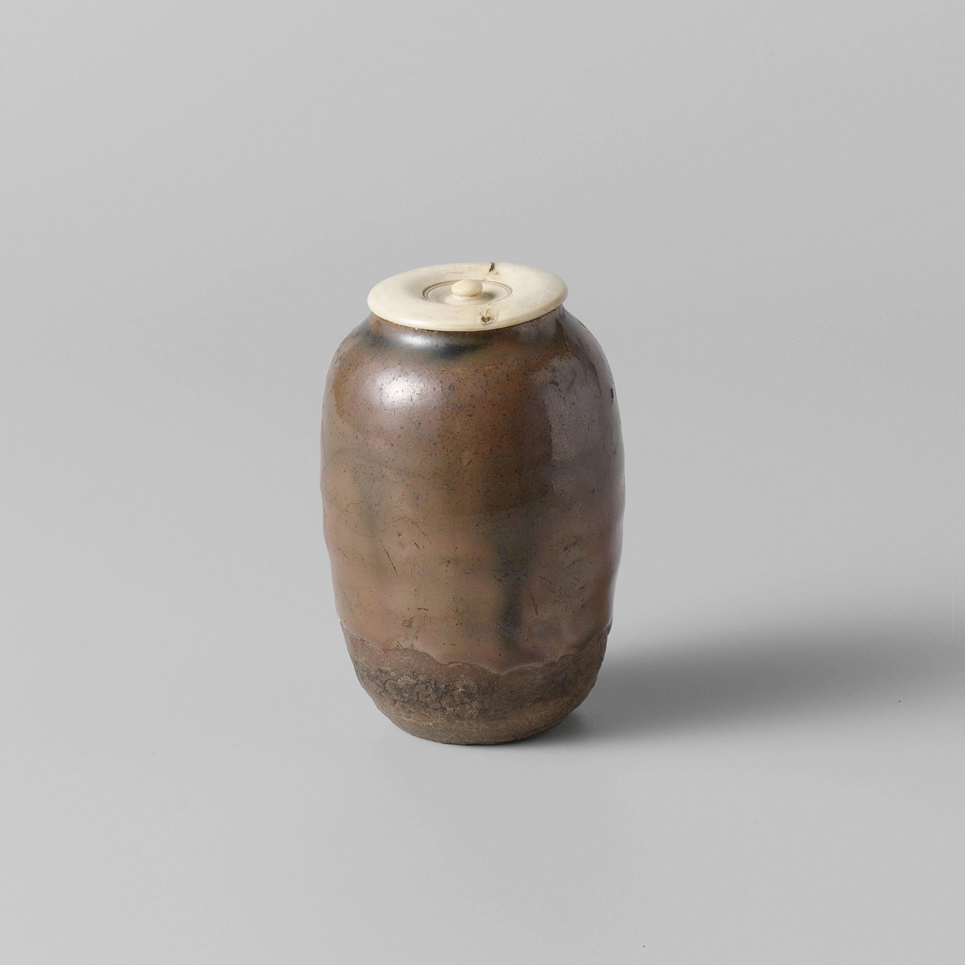 Tea caddy with a goldenbrown glaze