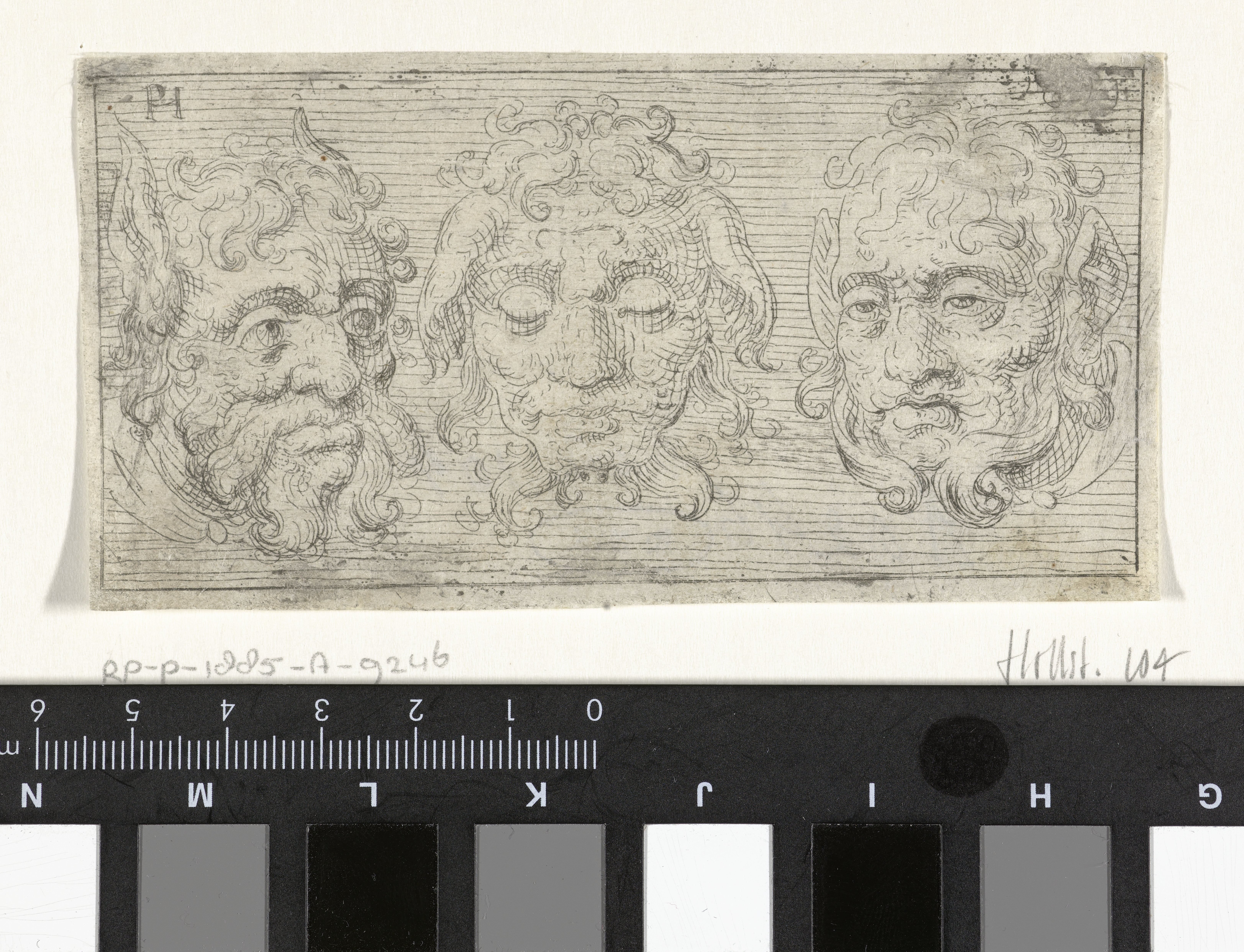 Drie maskers zonders hoorns