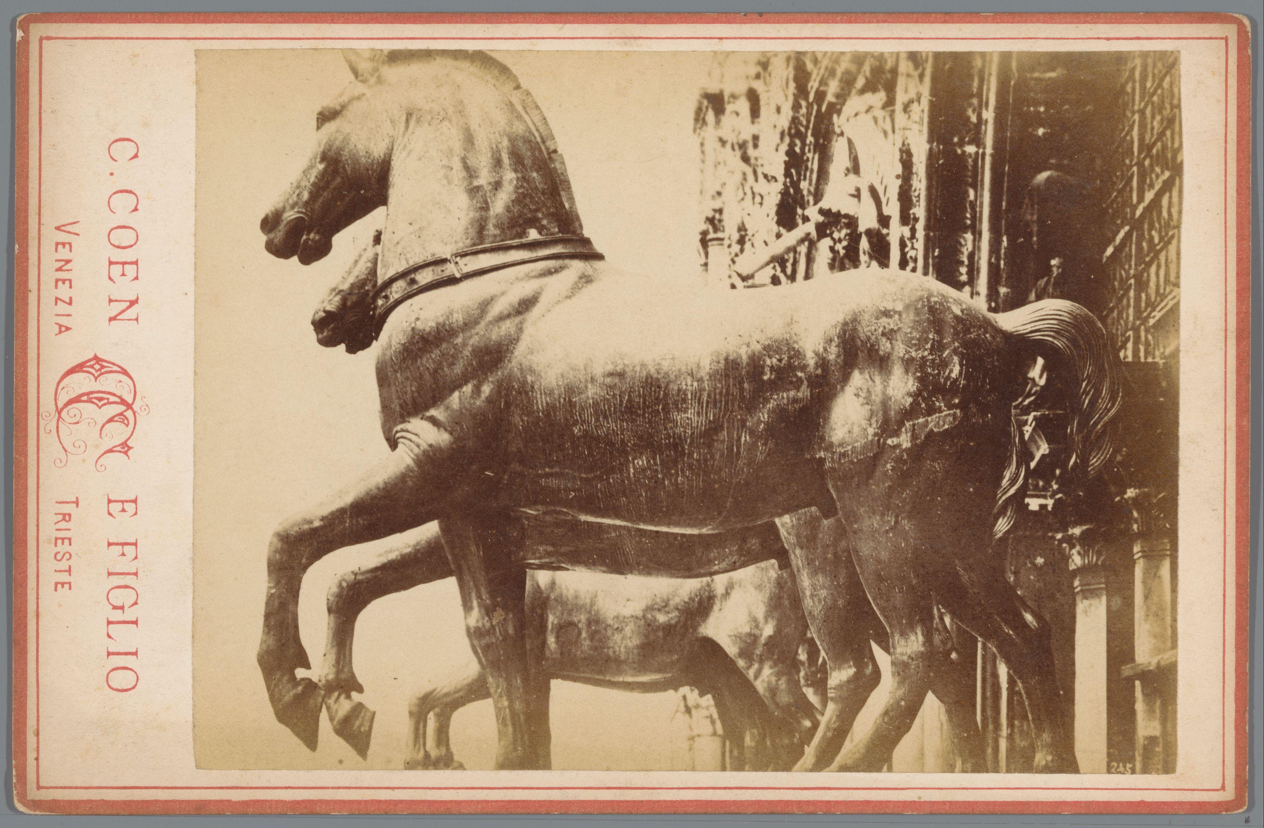 Gezicht op de paardensculpturen van de Basiliek van San Marco in Venetië