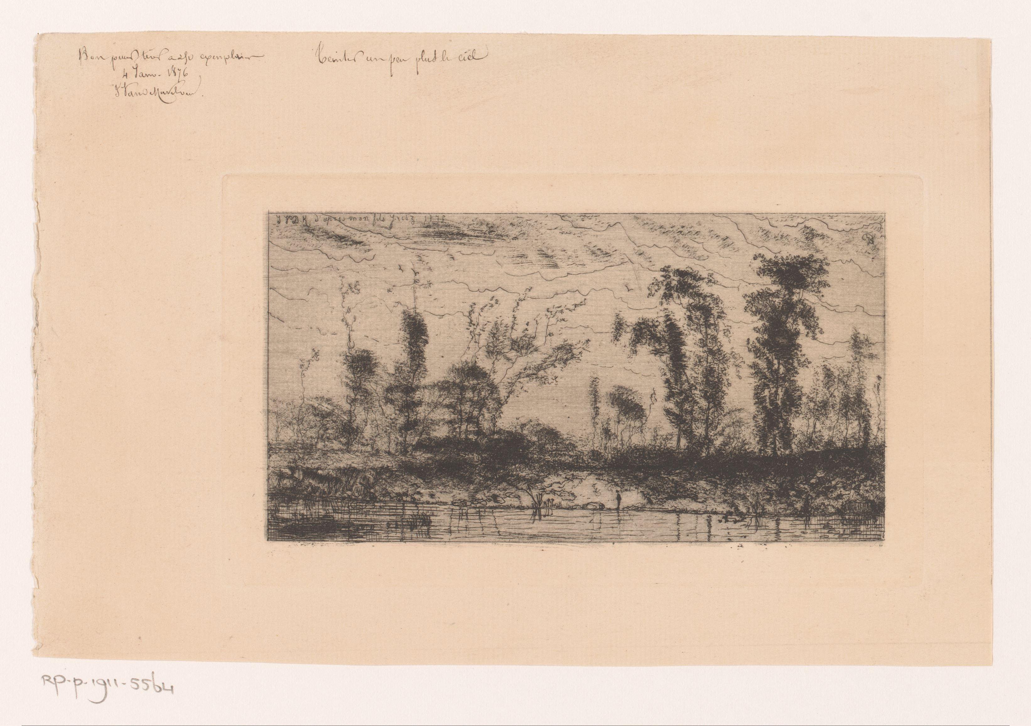 Figuur op de oever van een rivier met bomen op de achtergrond