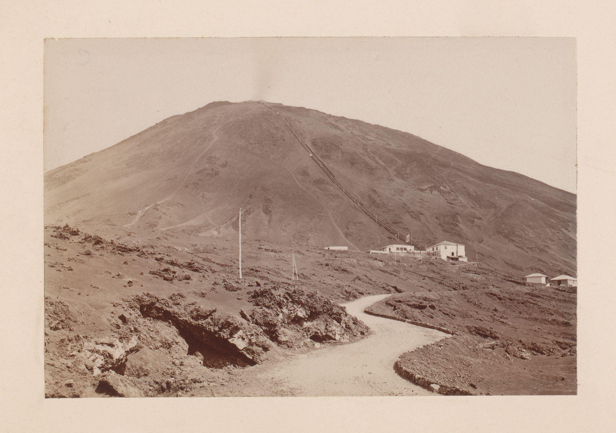 Gezicht op de Vesuvius met kabelspoorbaan, Italië