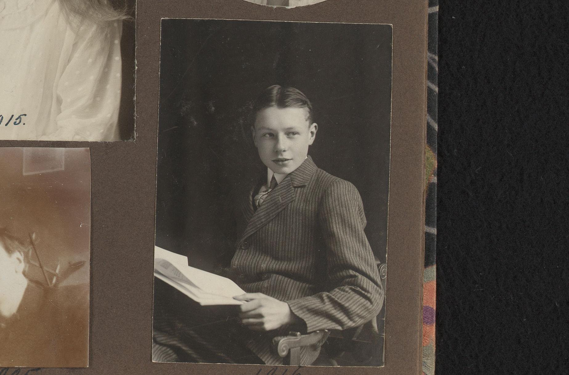 Portret van een jongen met een boek