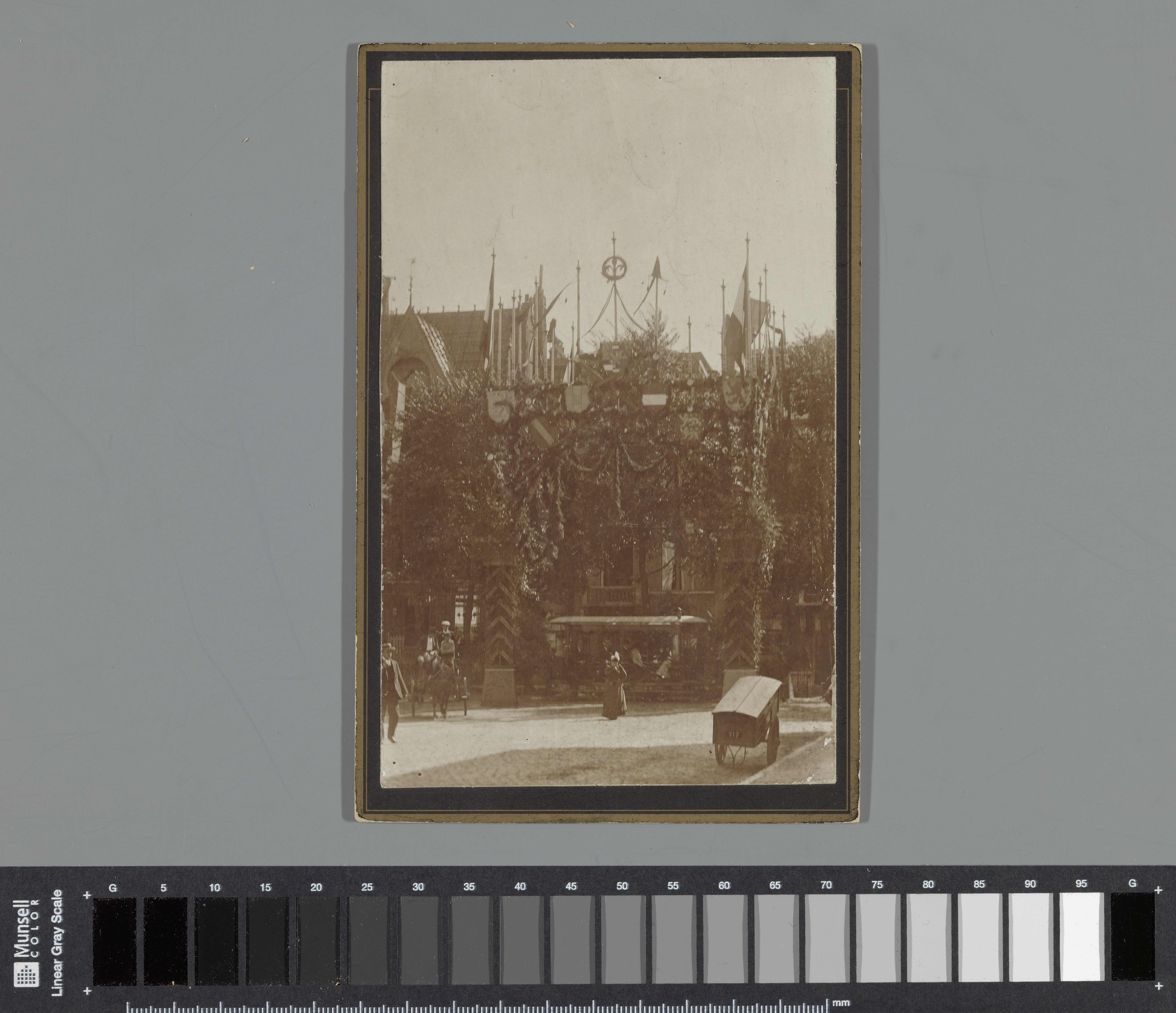 Versieringen in Leeuwarden (?) ter gelegenheid van de inhuldiging van koningin Wilhelmina, 1898