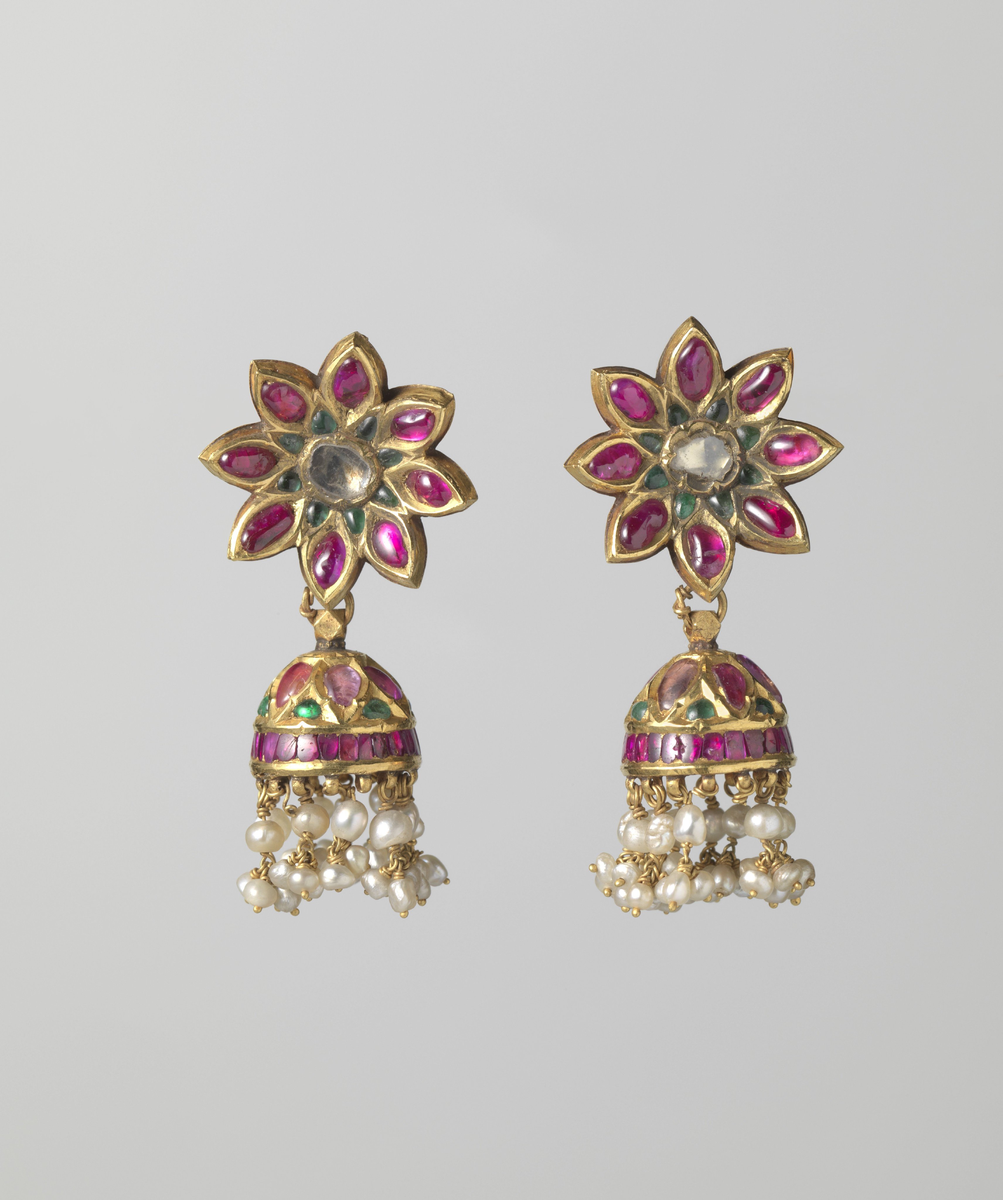 Paar oorbellen en twee haarsieraden