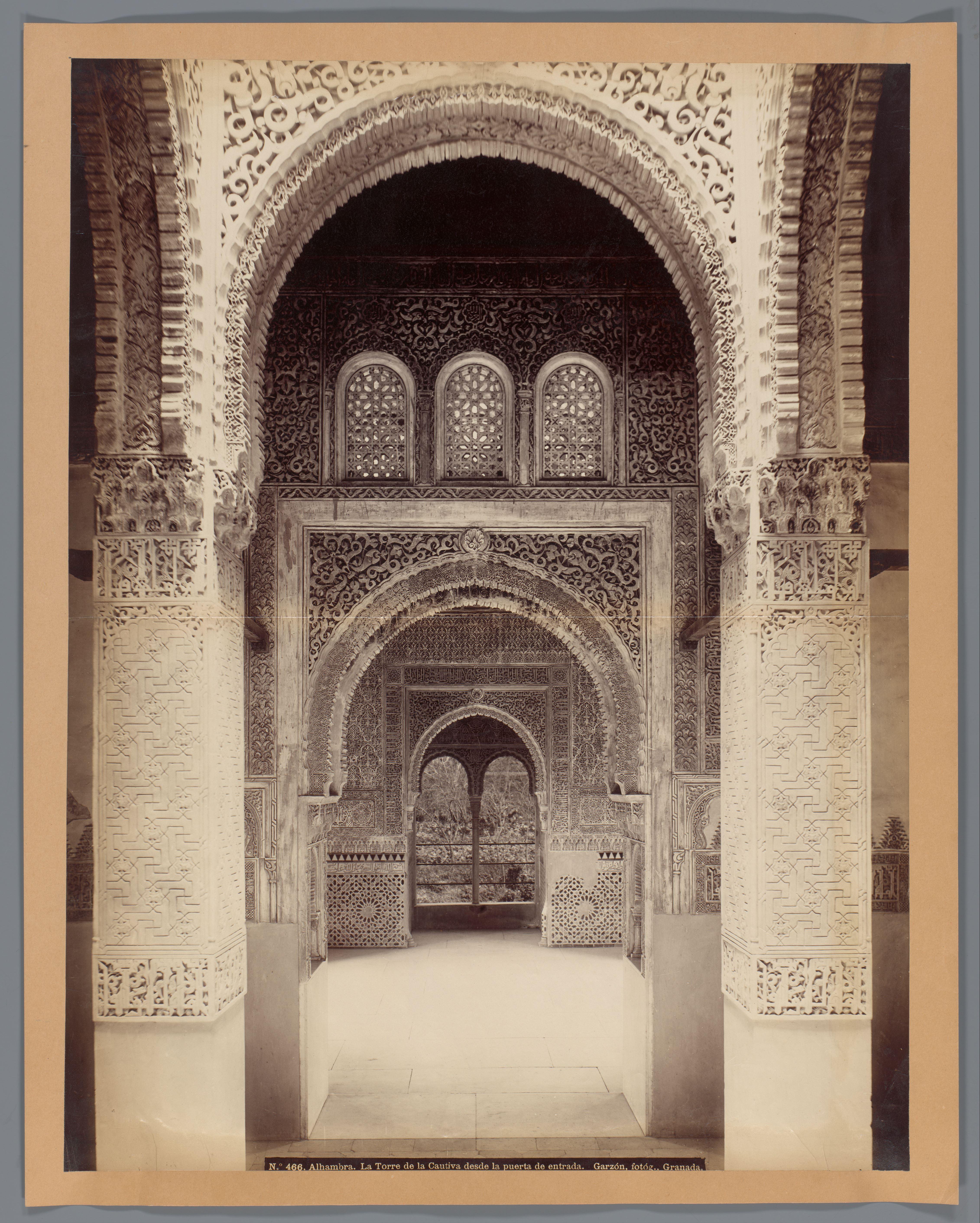 Interieur van een zaal van het Alhambra te Granada
