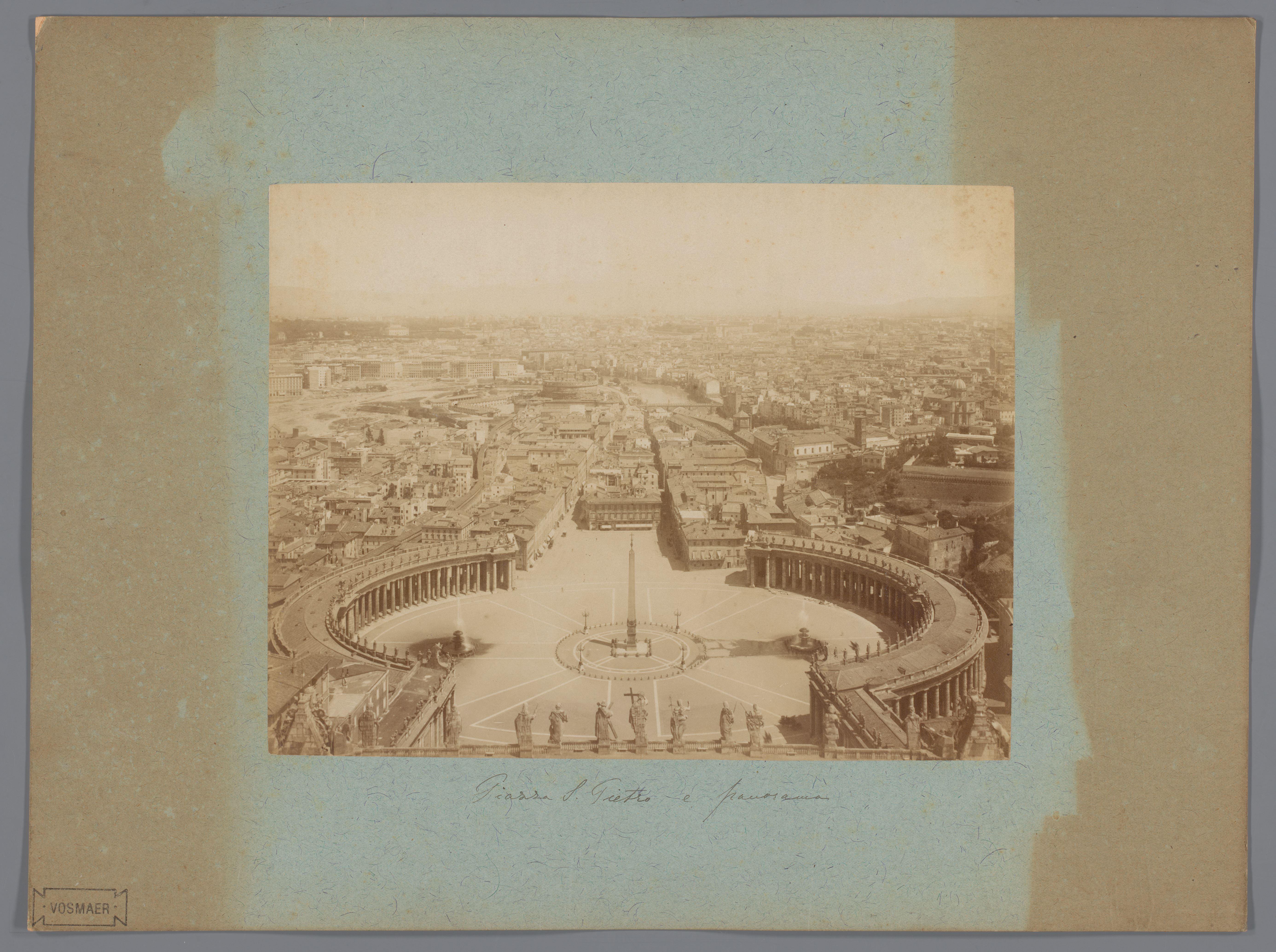 Gezicht op het Sint-Pietersplein vanaf de Sint-Pietersbasiliek te Vaticaanstad, Italië
