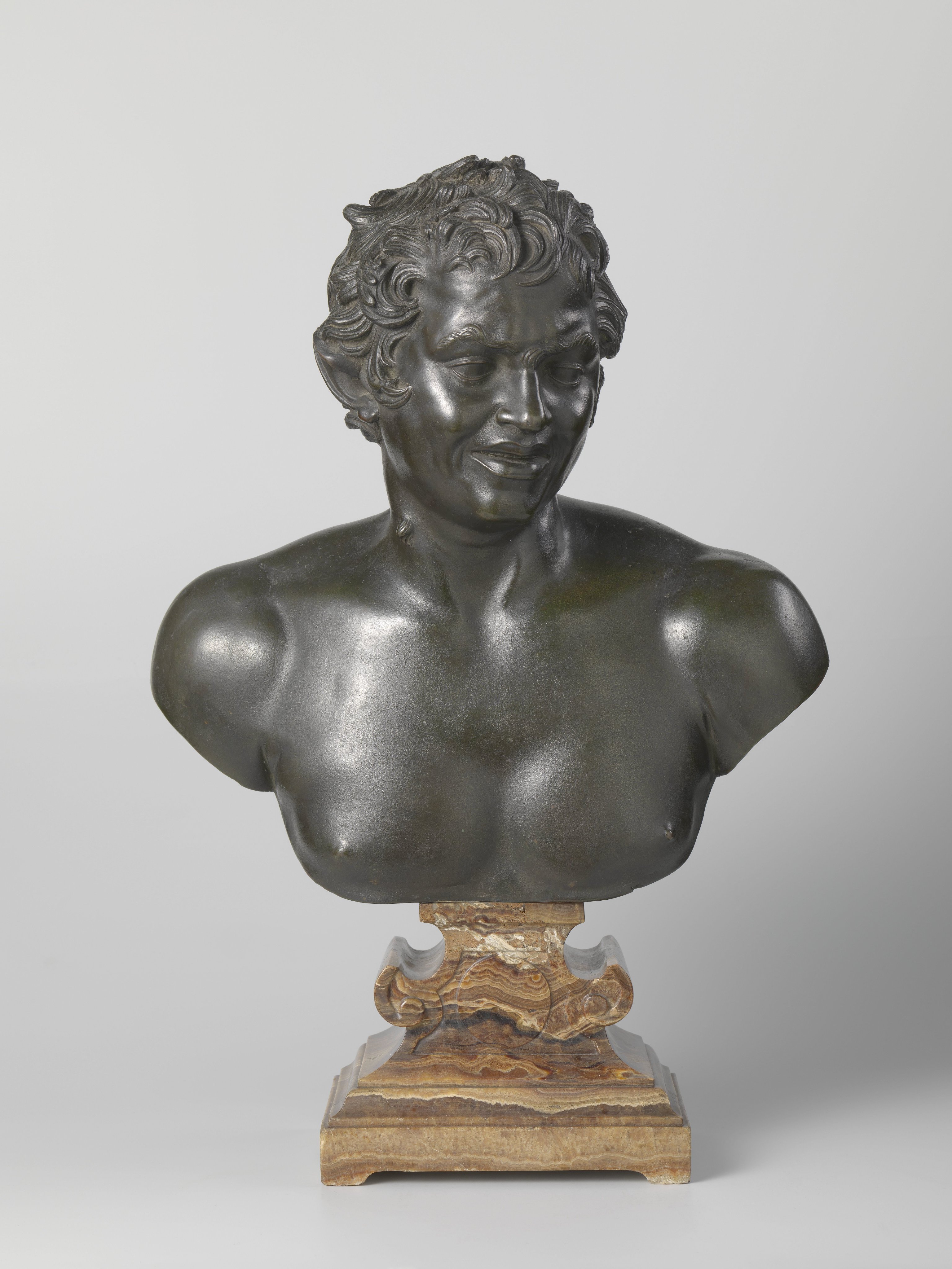 Borstbeeld van een lachende faun