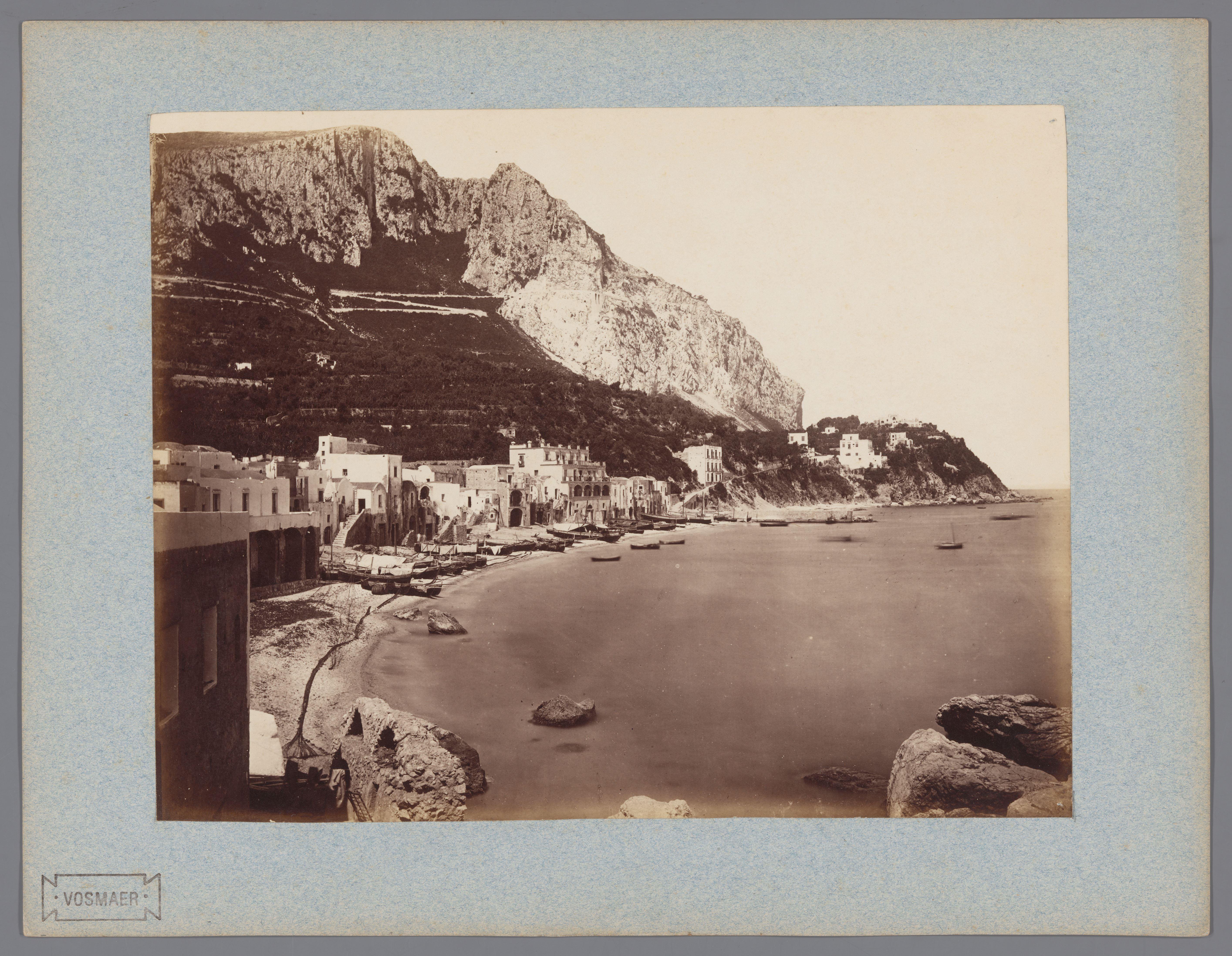 Gezicht op Capri en de kust