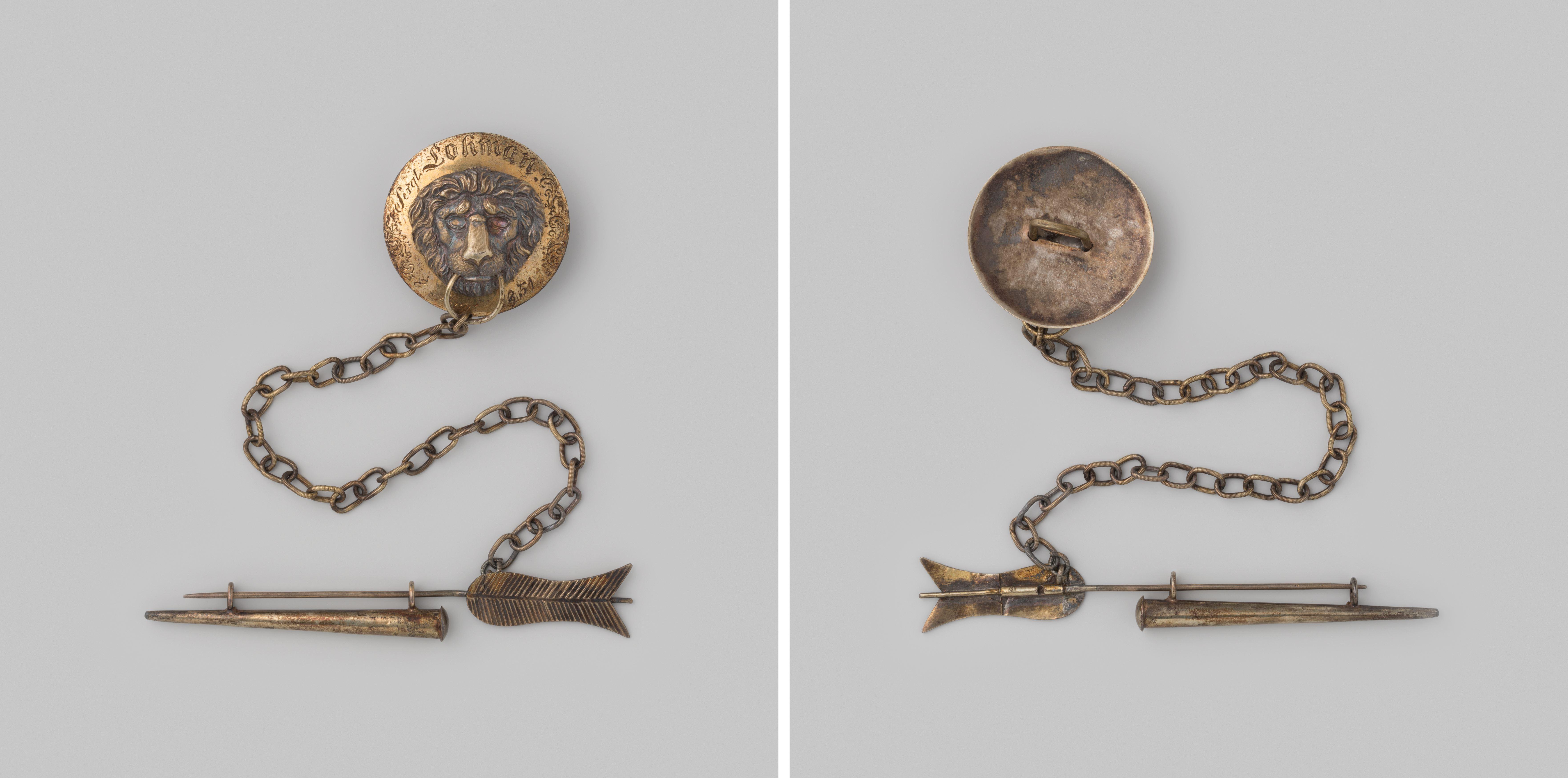 Prijspenning met ruimnaald, koker, ketting en leeuwenkop
