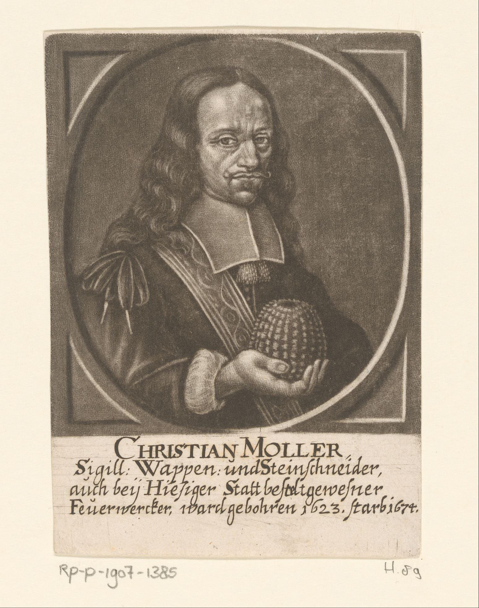 Portret van Christian Moller met vuurwerk in de hand