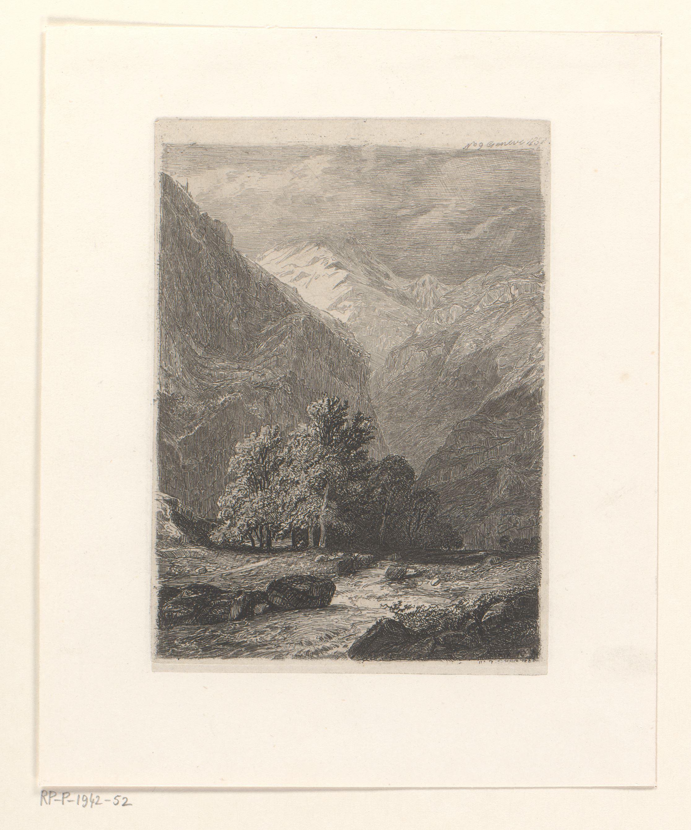Berglandschap met loofbomen in een dal