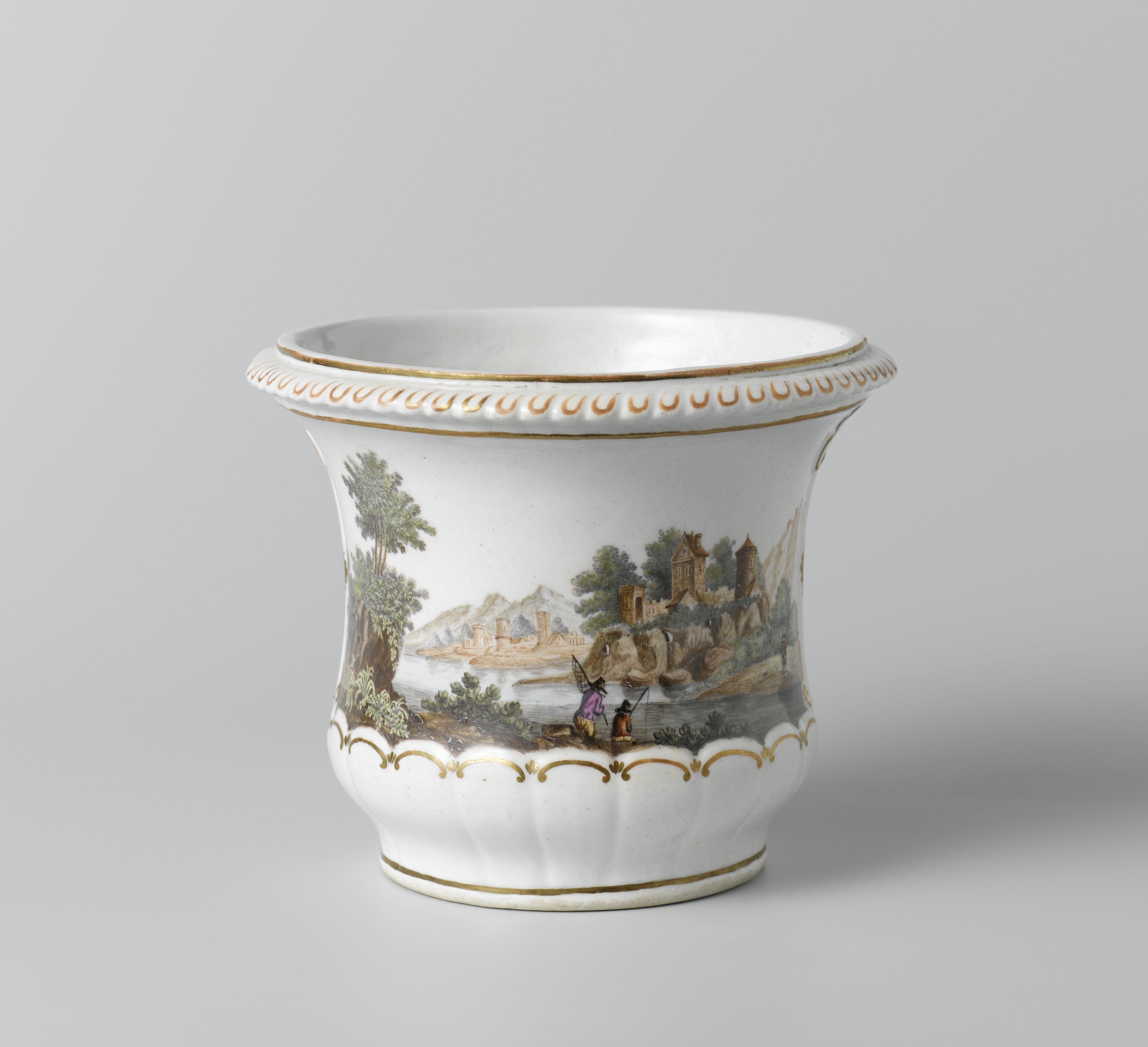 Twee sierbloempotten (cache-pots) op onderschotels