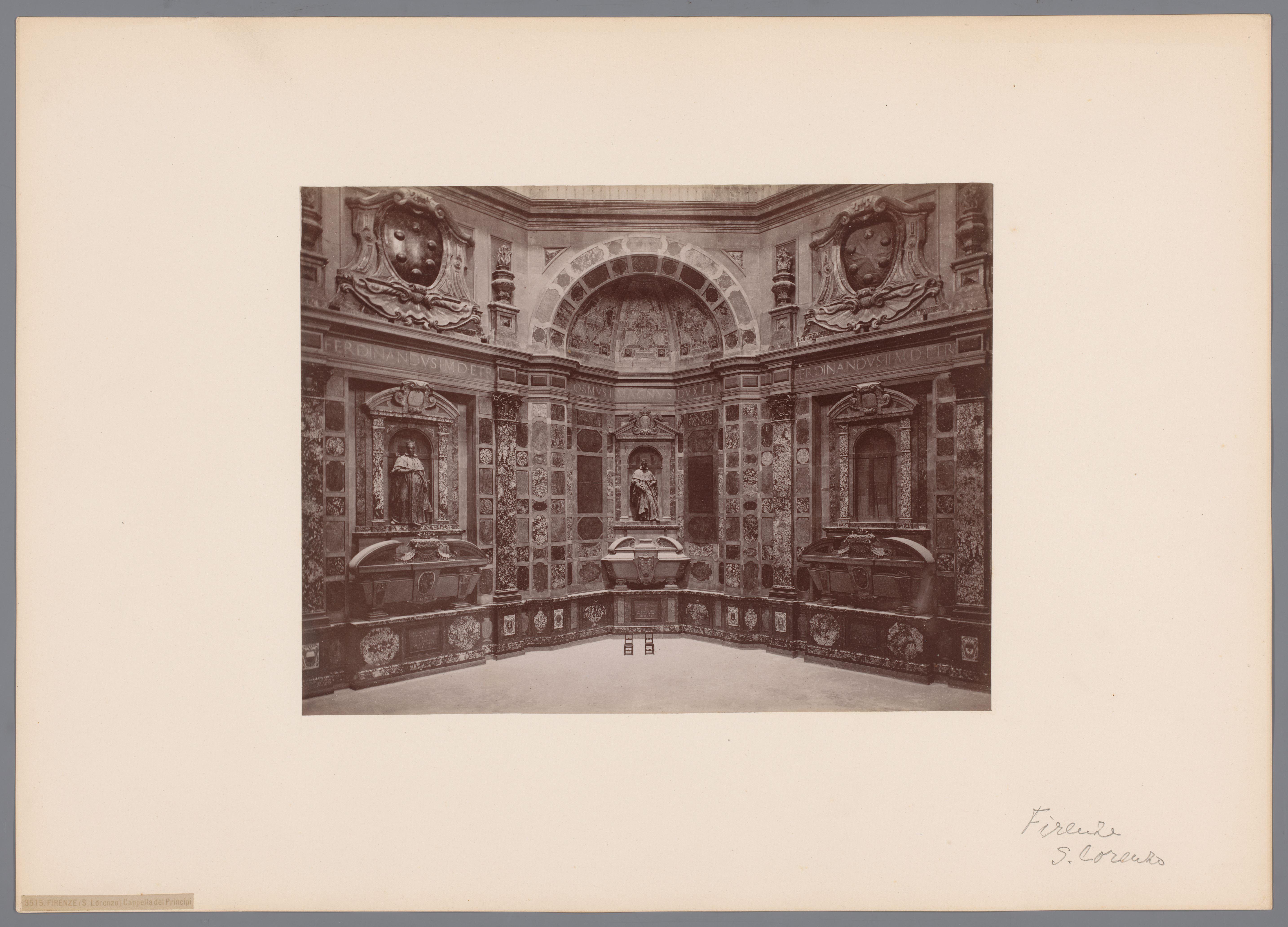 Interieur van de Sint-Laurensbasiliek te Florence, Italië