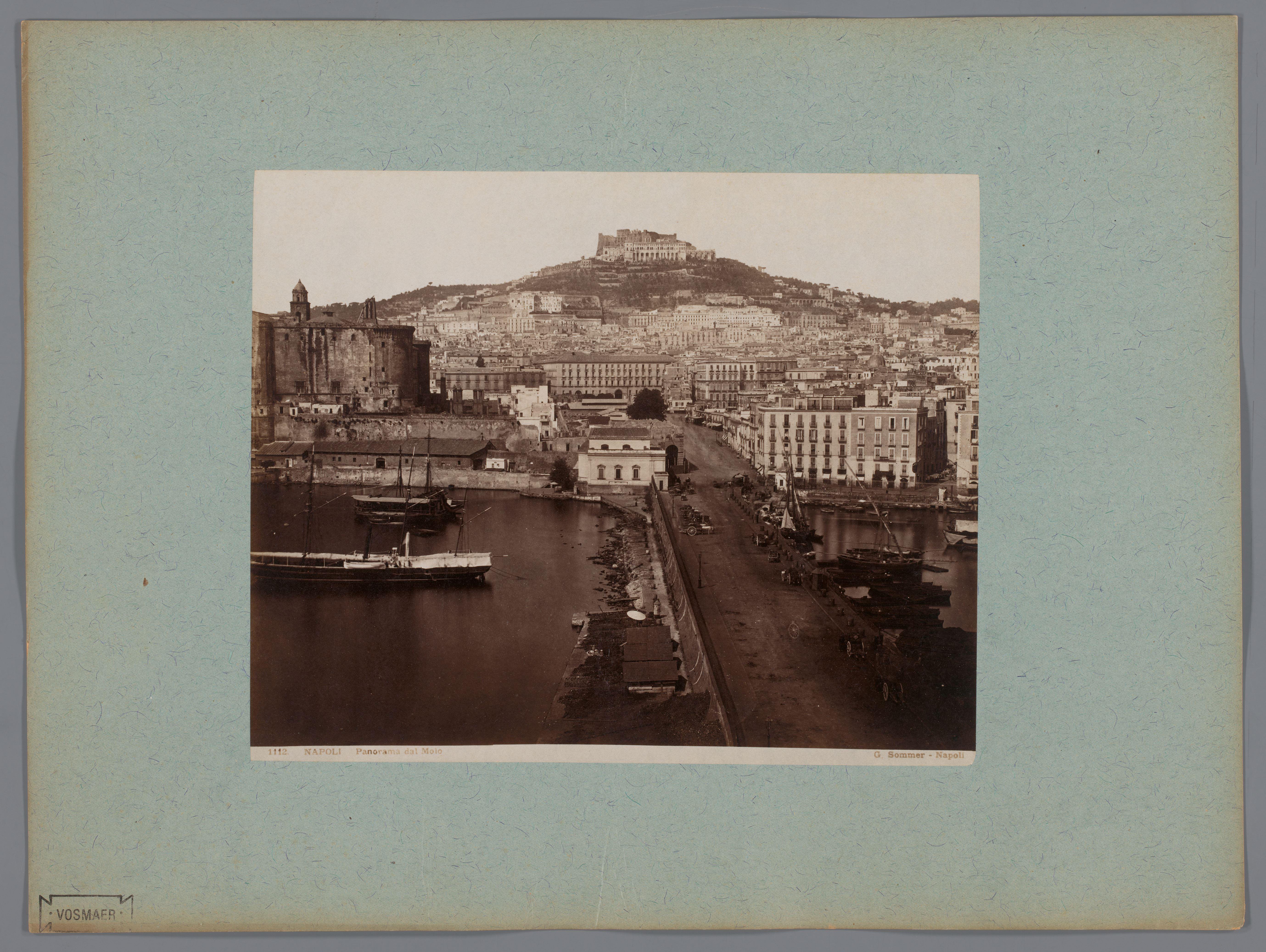 Gezicht op de Strada del Molo en de Sant'Elmo te Napels, Italië