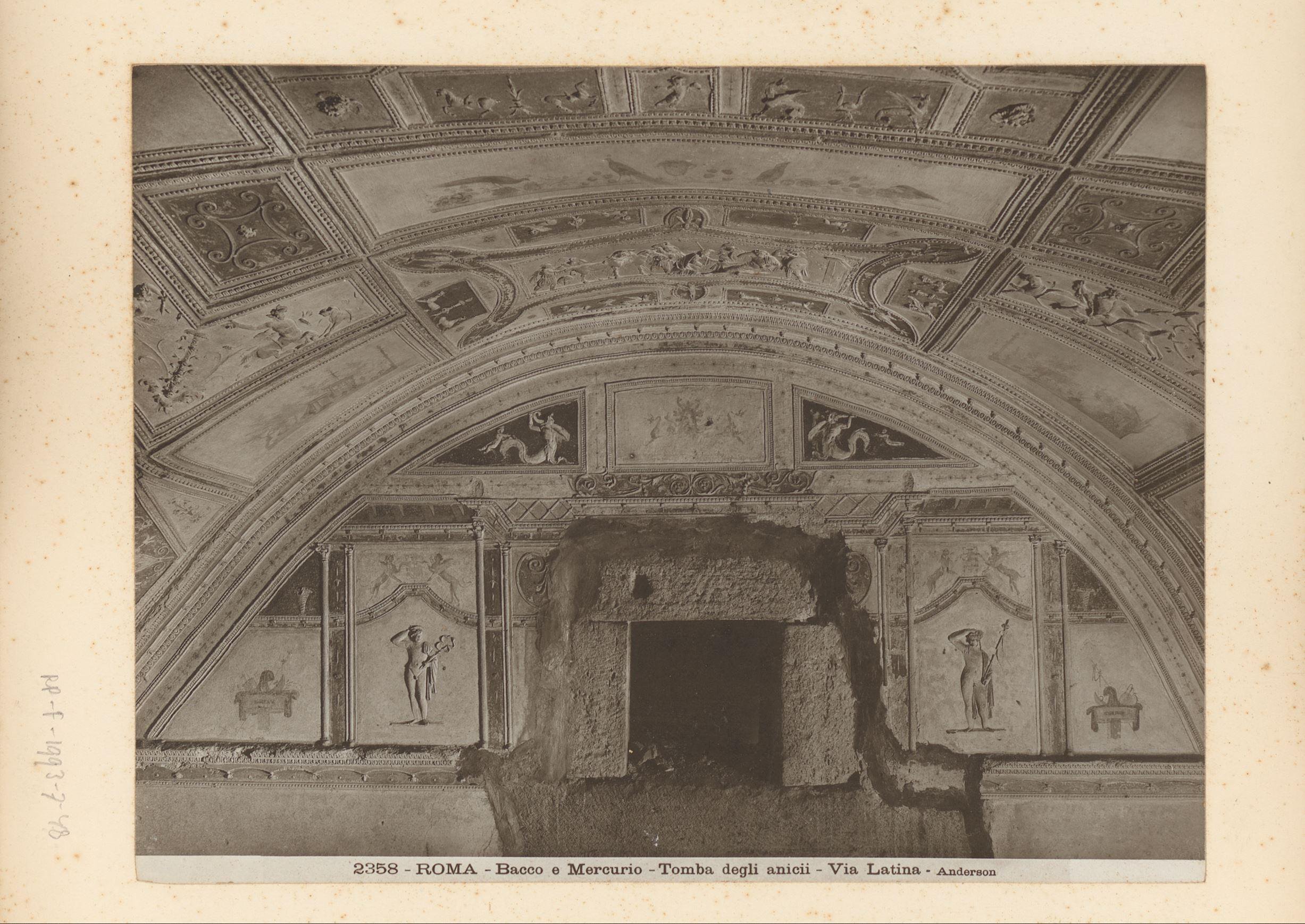 Reliëfs van Bacchus en Mercurius in de Tomba degli Anicii, Via Latina, Rome