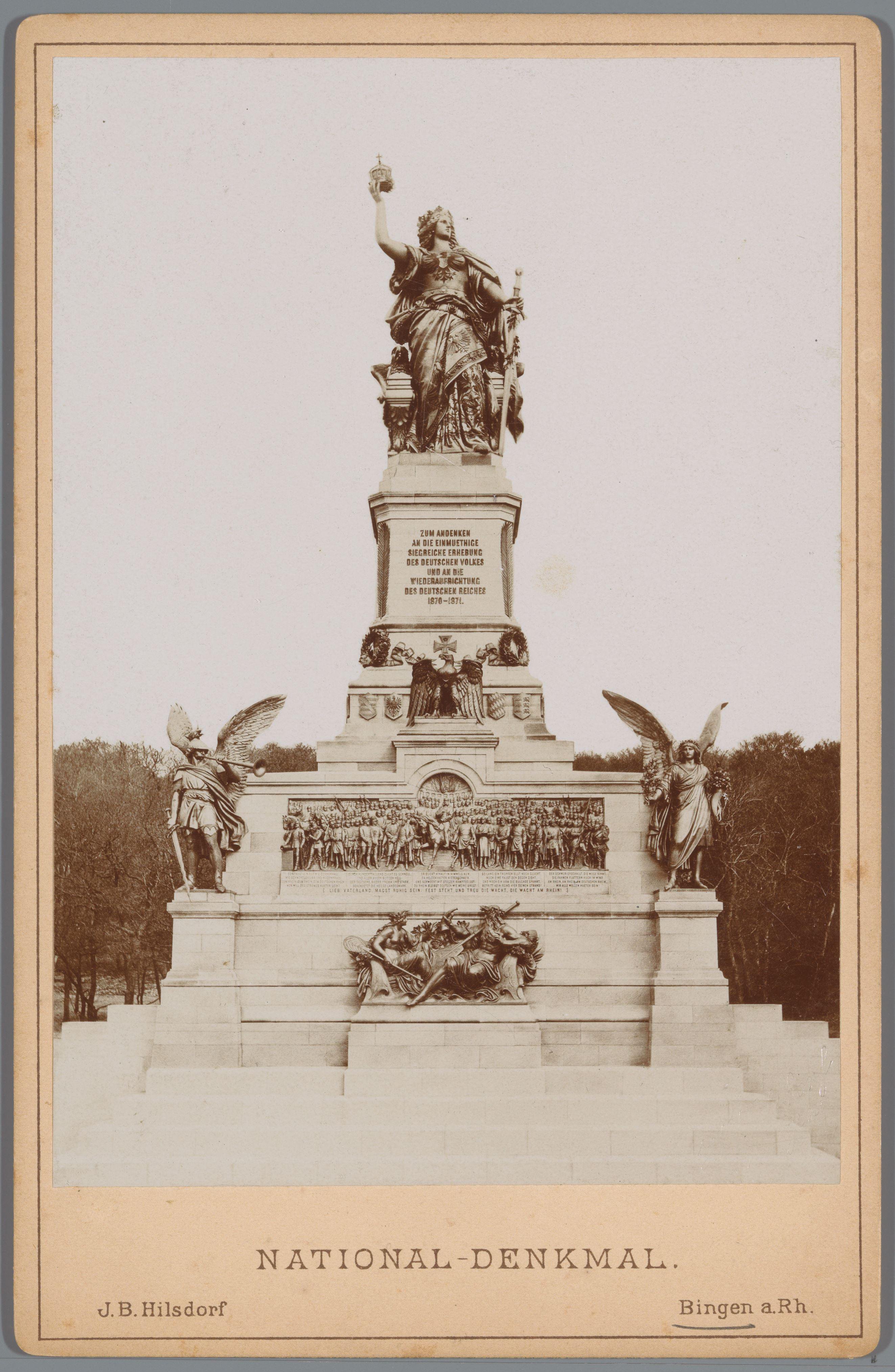 Gezicht op het Niederwalddenkmal bij Rüdesheim am Rhein