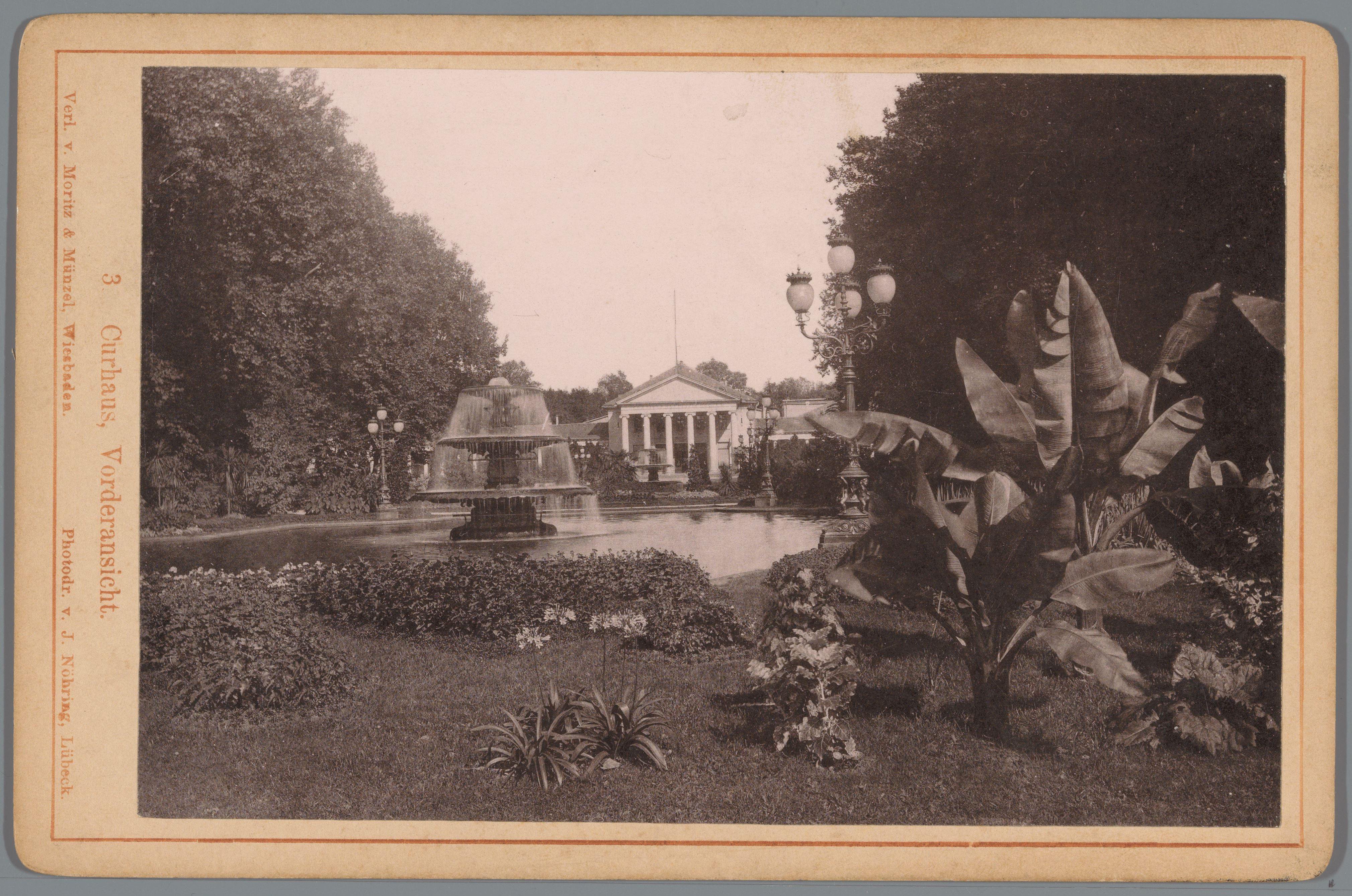 Gezicht op het kurhaus in Wiesbaden